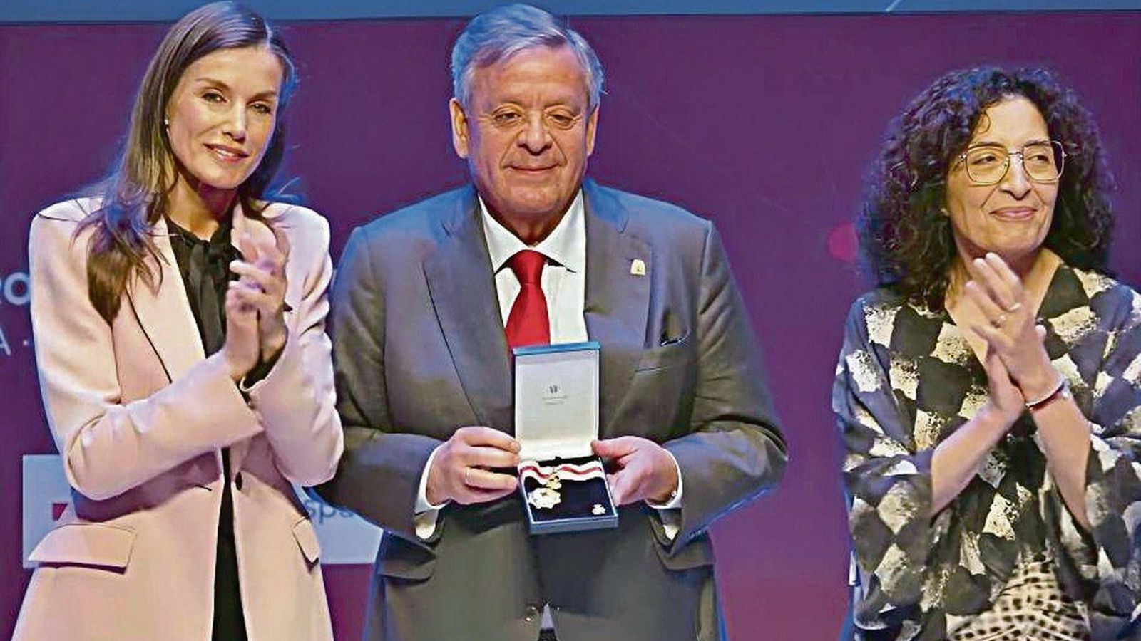 Recibiendo la Medalla de Oro de Cruz Roja Española de manos de la reina Letizia.