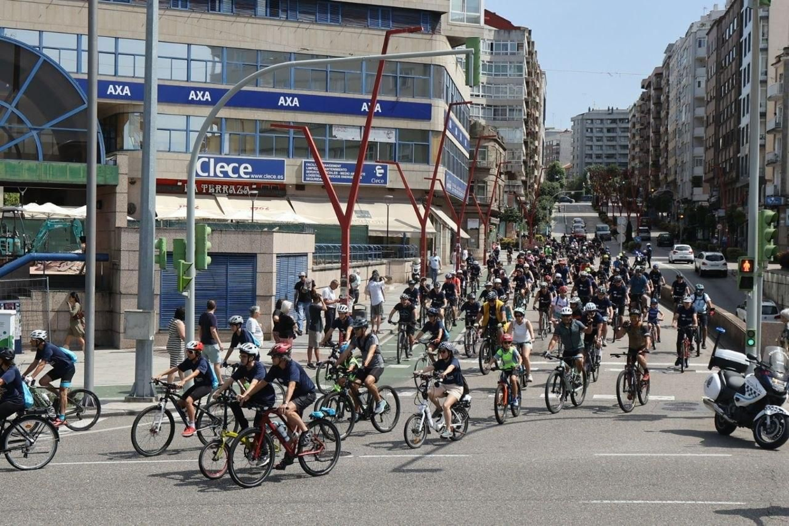 Los participantes en la primera edición del Día de la Bici de Atlántico en uno de los tramos del recorrido.