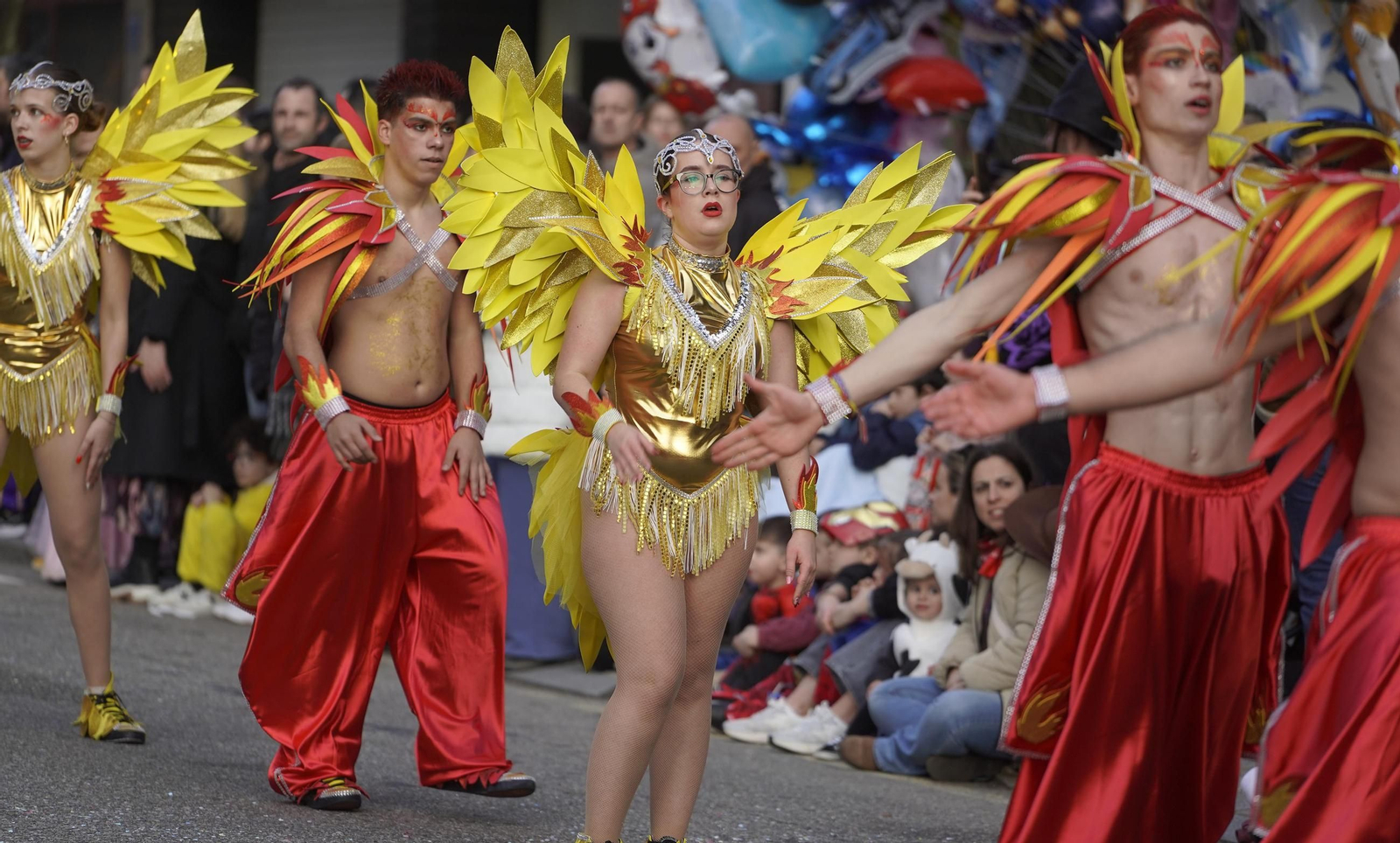 Galería | El desfile de comparsas del Entroido 2026 ilumina las calles de Vigo