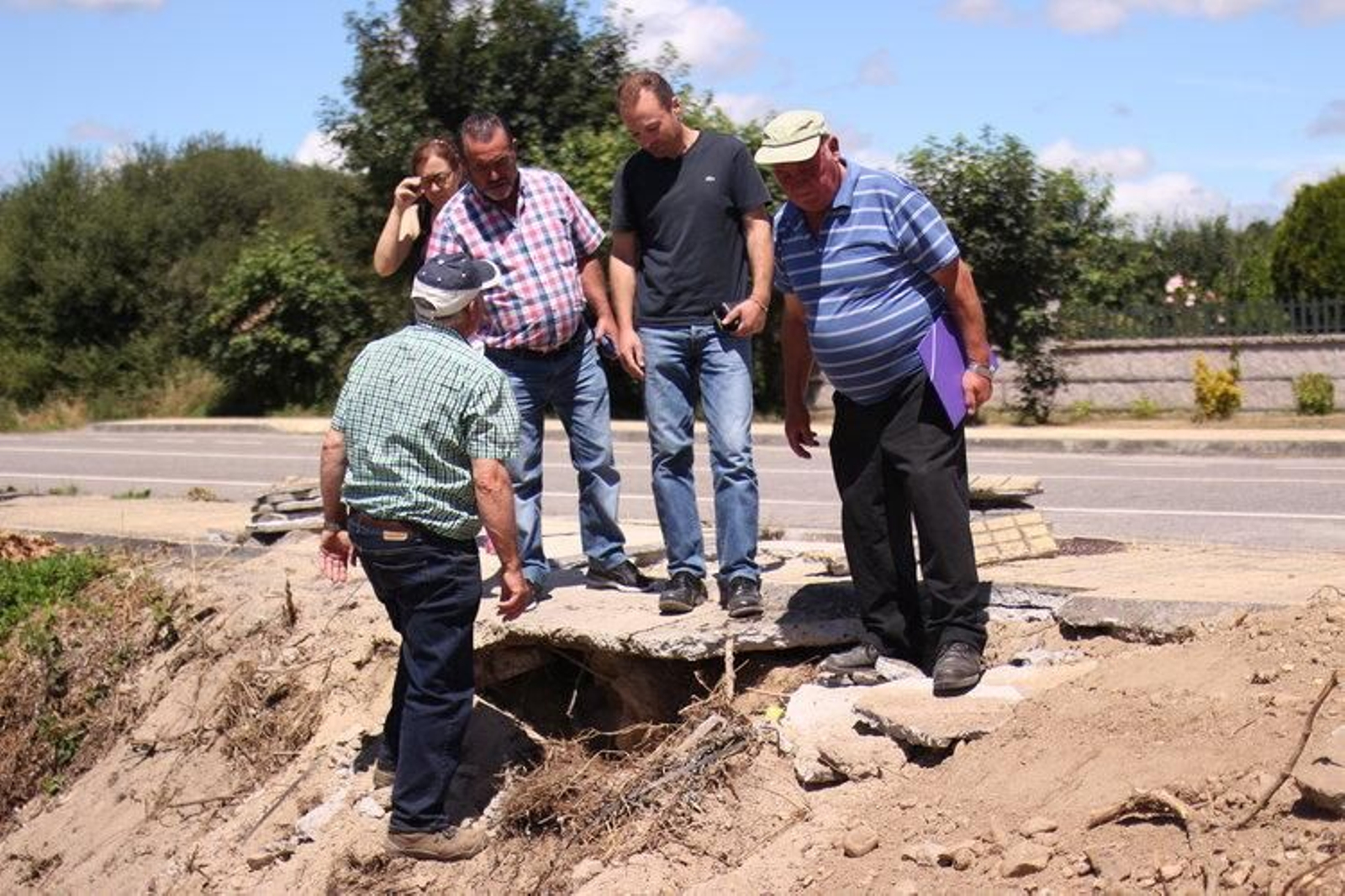 Varios afectados comprueban la variación del diámetro de las tuberías con el portavoz socialista.