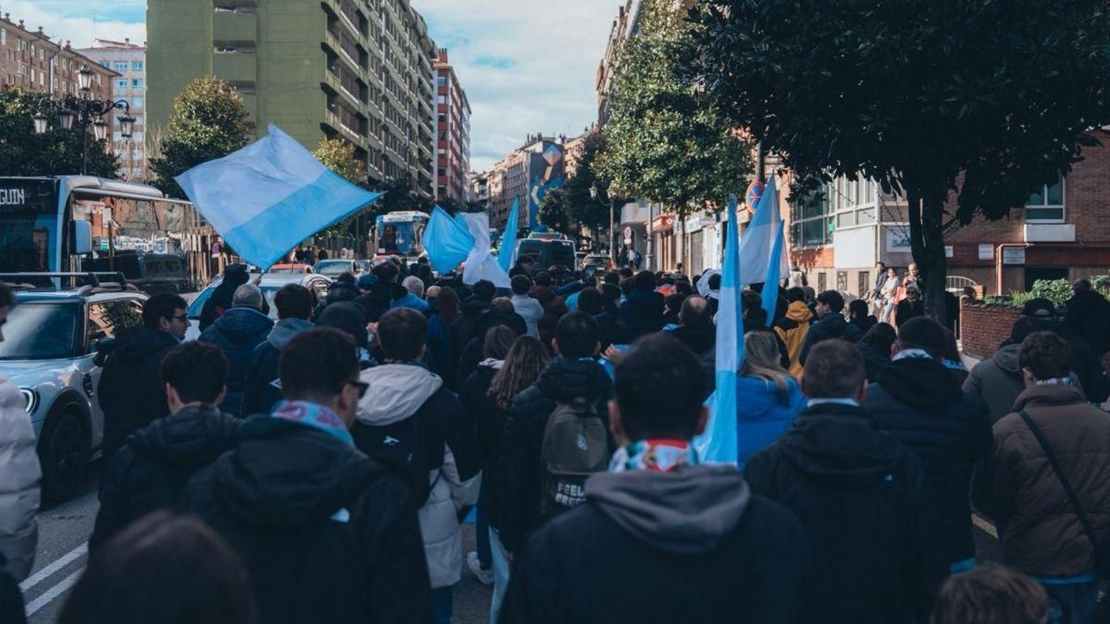 La marea celeste procesionó por las calles ovetenses camino del Carlos Tartiere.