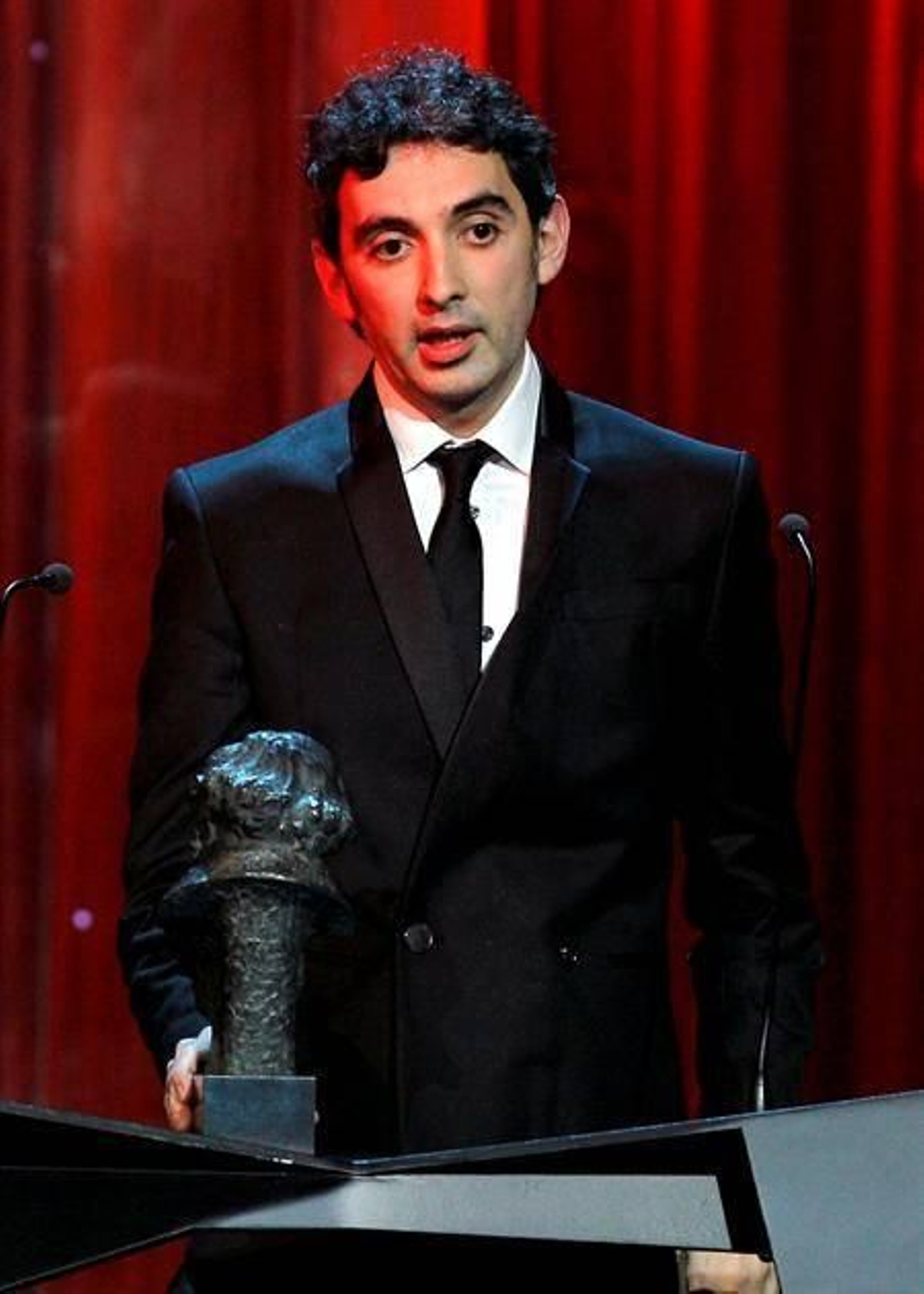 El director David Pinillos posa con el Goya a la Mejor Dirección Novel, por Bon appetit. Foto: EFE