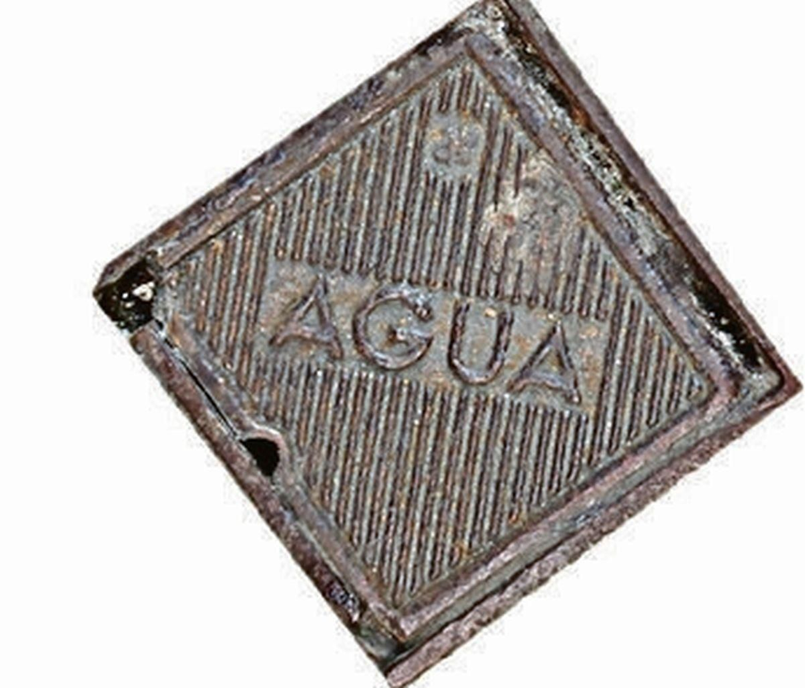 Bodegón de tapas de toma de agua con diferentes diseños y bonitos tipos de letra. Son las mas pequeñas de tamaño.