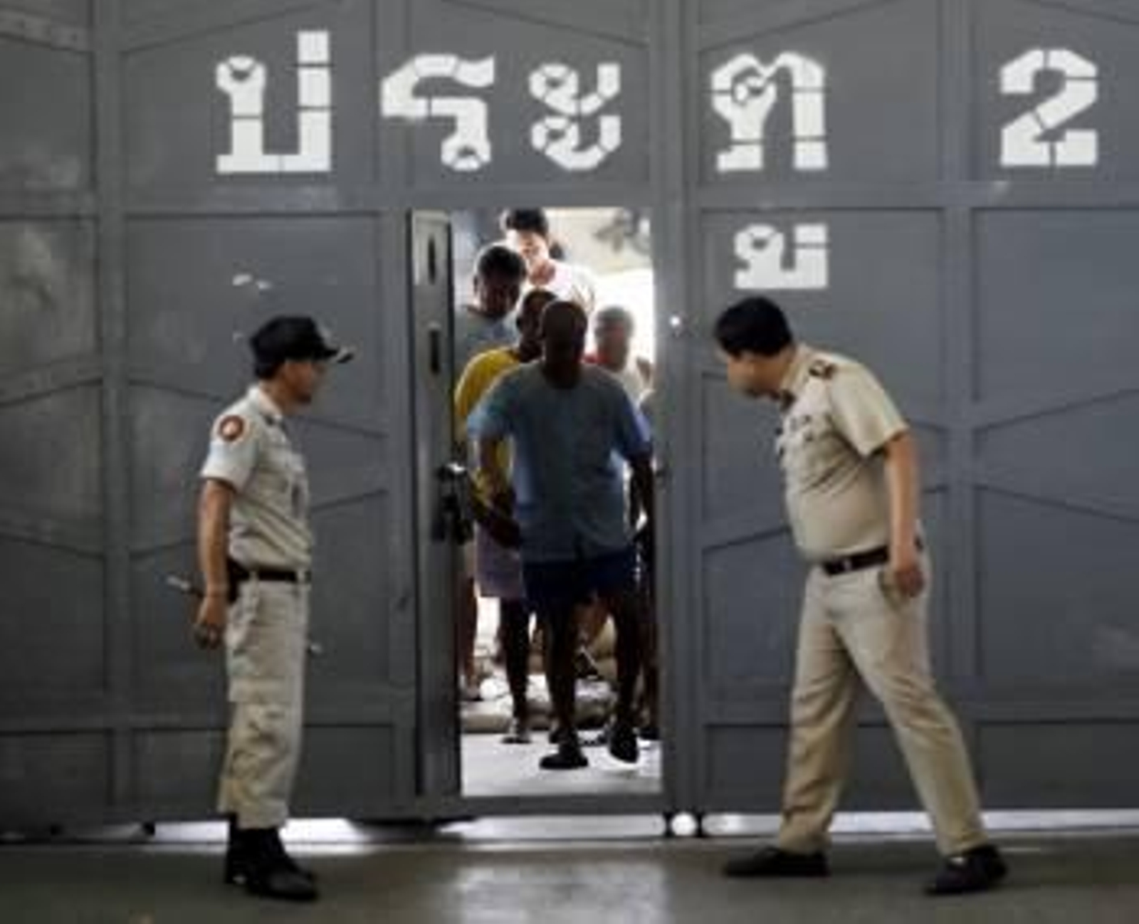 Varios presos son evacuados de la prisión central de Klongprem en Bangkok  (Foto: EFE)