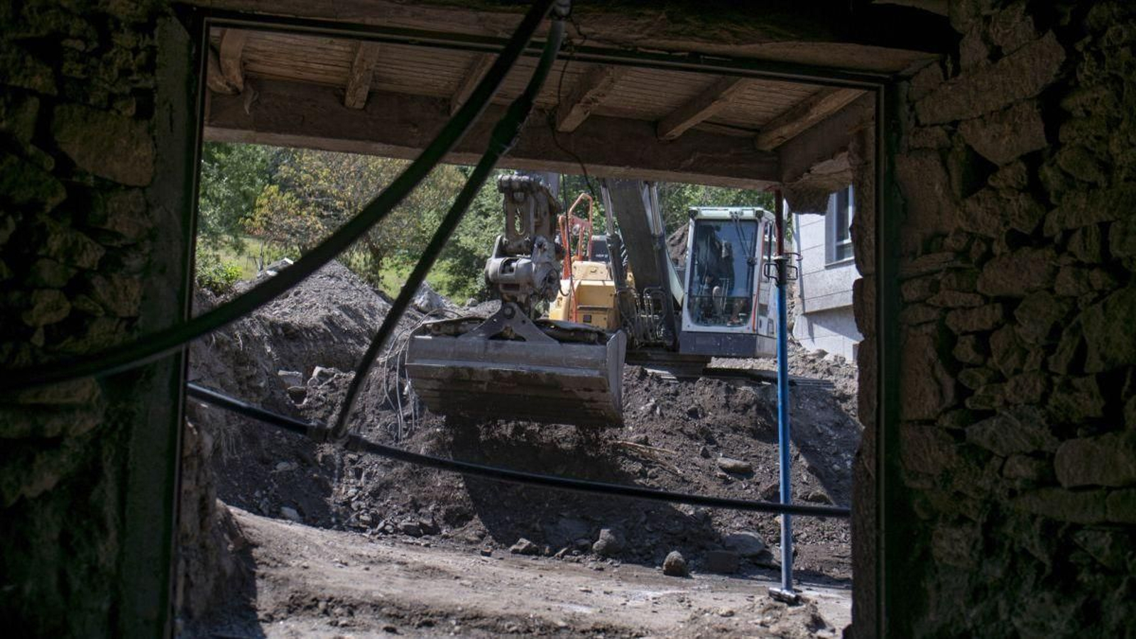 Estado actual de la aldea de A Bouza donde se realizan trabajos de desescombro.