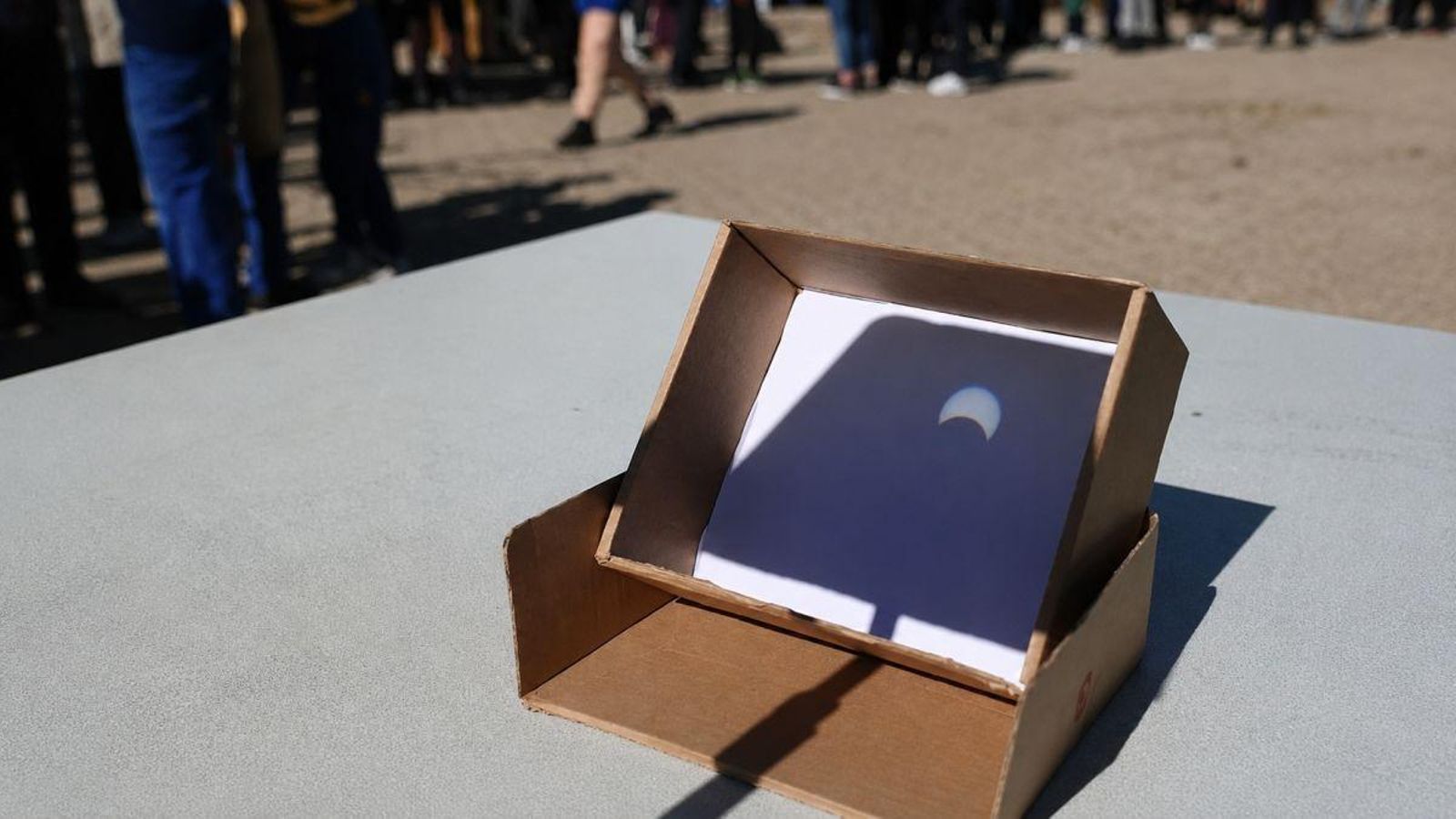 La forma más segura es ver el eclipse proyectado.