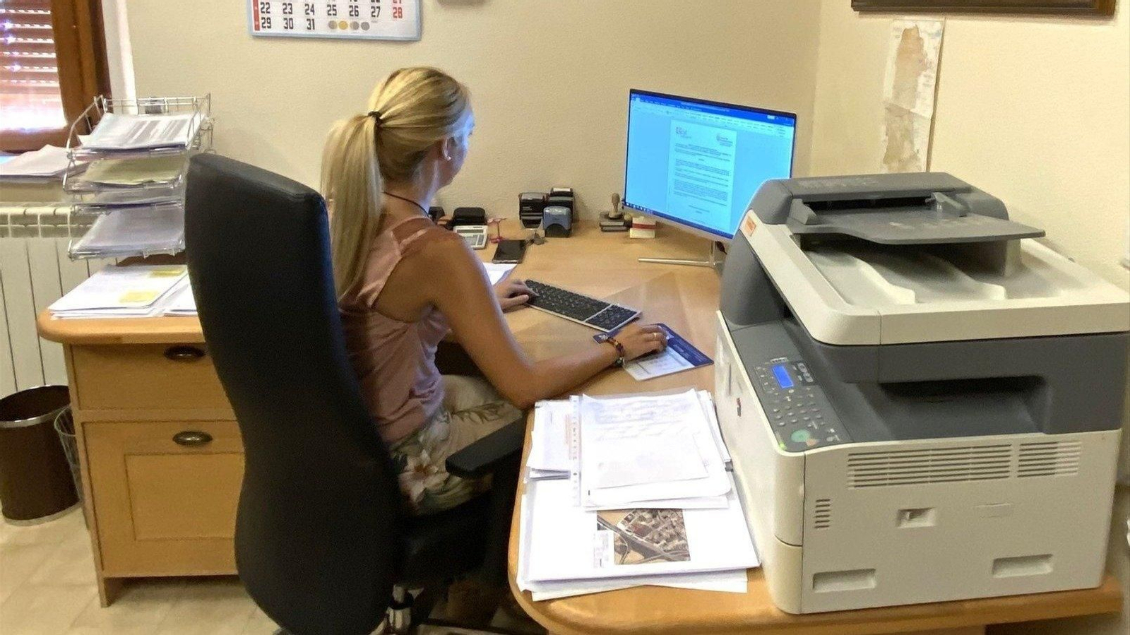 Una trabajadora frente a un ordenador. // E.P.