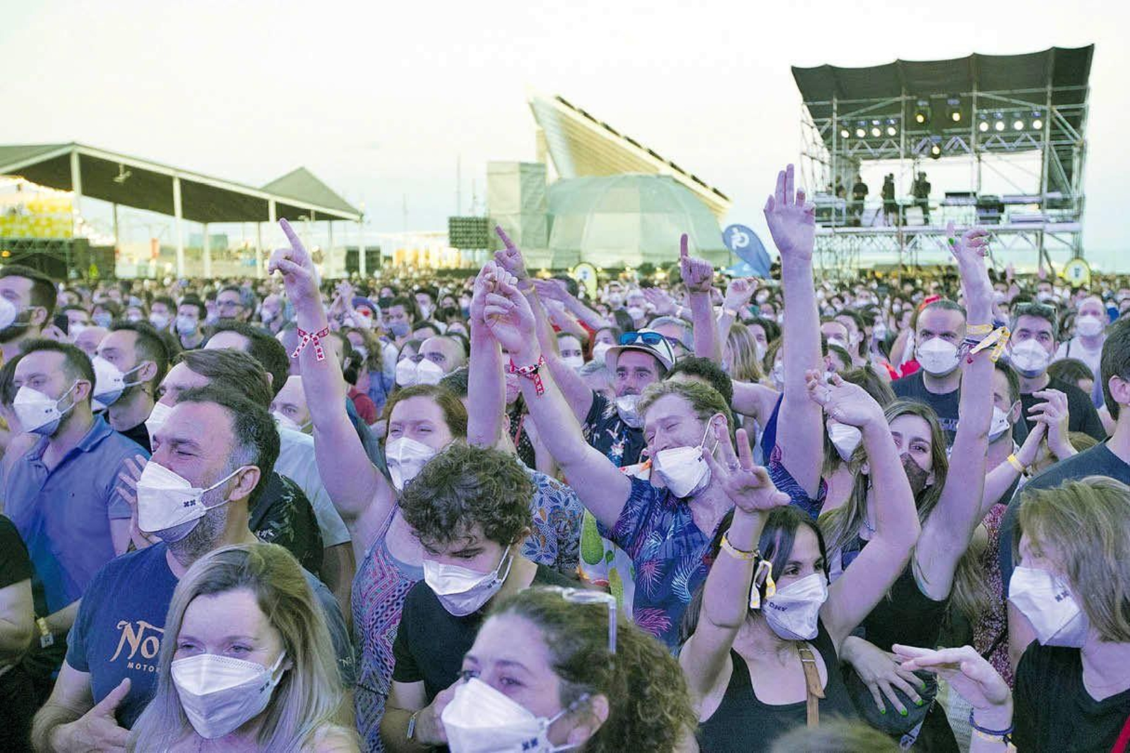 Cientos de jóvenes disfrutan el viernes en uno de los conciertos de la la segunda jornada del festival Cruïlla de Barcelona.