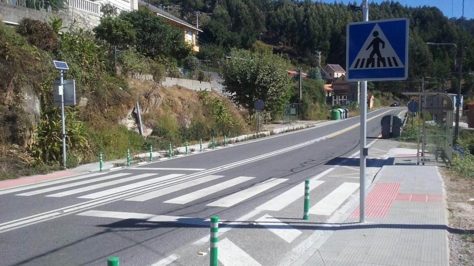 Medidas de seguridad y uno de los pasos de cebra instalados en la carretera.