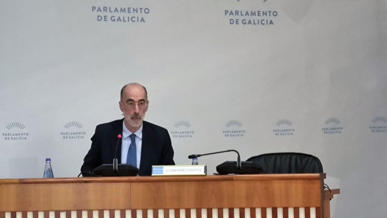 El ex conselleiro de Sanidade, Jesús Vázquez Almuiña, fue uno de los primeros comparecientes ayer.