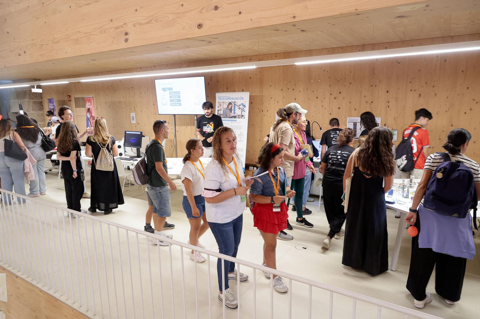 Galería | La feria G-Night toma el edificio Redeiras y el Berbés con sus talleres científicos