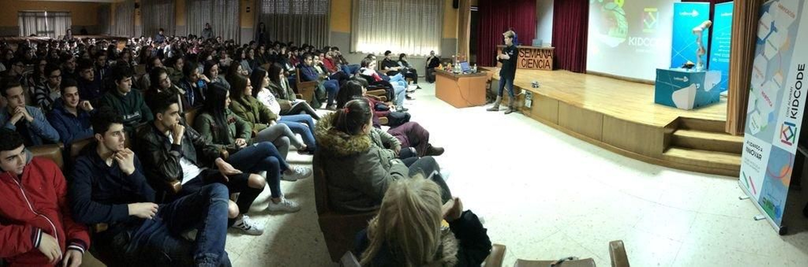 Los alumnos en el salón de actos del Amor de Dios.