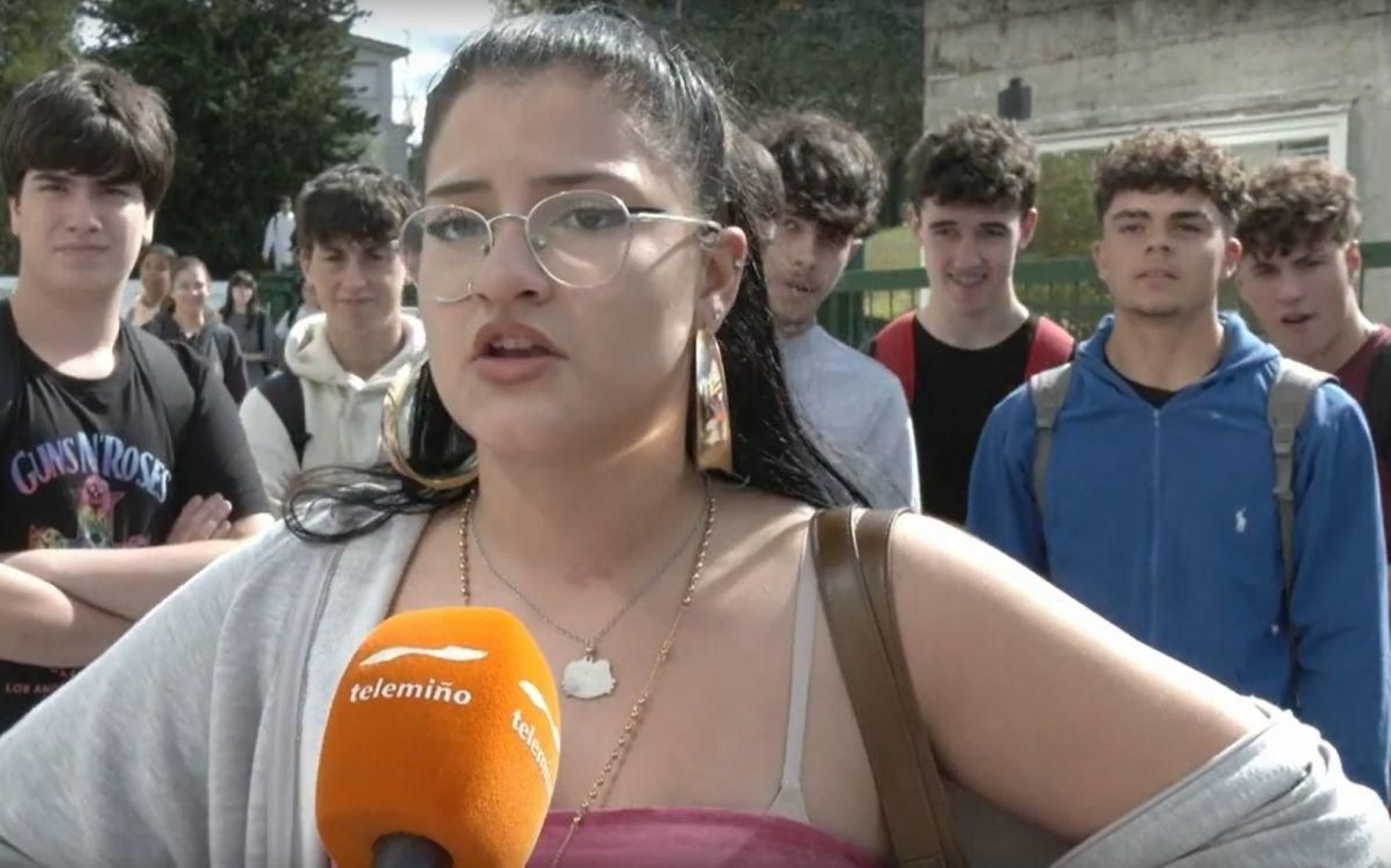 Una alumna de la Laboral de Ourense explica la situación a Telemiño.