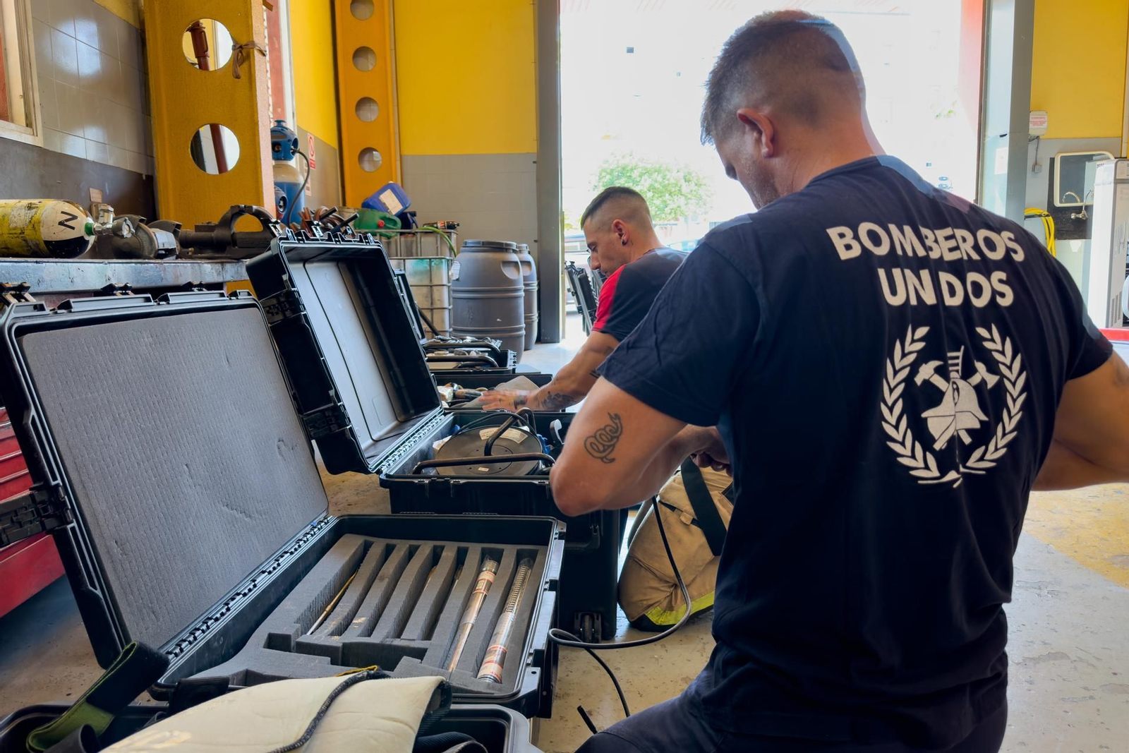 Catorce bomberos españoles se ponen en marcha para encontrar vida bajo los escombros (EFE)