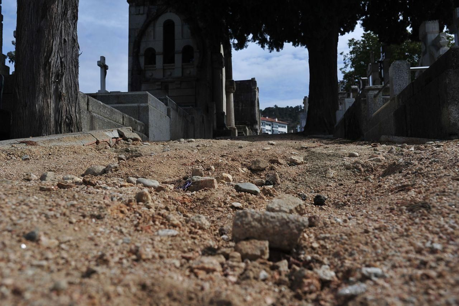 OURENSE 27/09/2023.- Senderos en estado lamentable a lo largo del Cementerio de San Francisco. José Paz