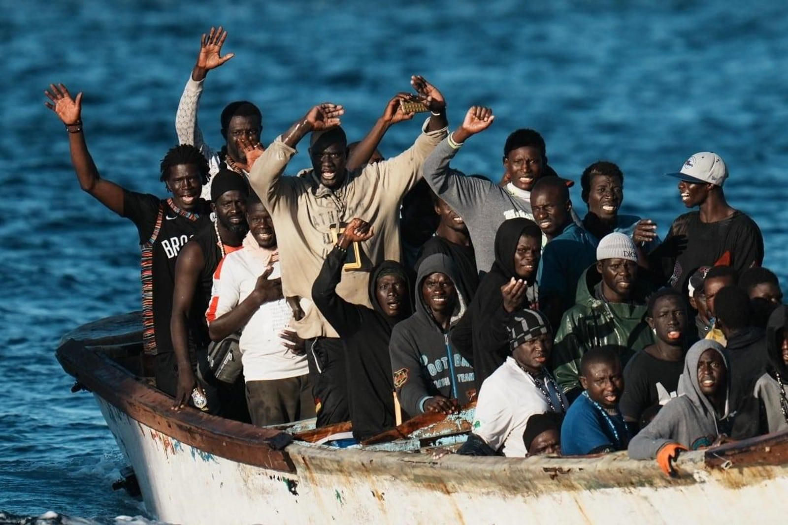 Un cayuco con inmigrantes africanos llega a las costas canarias.