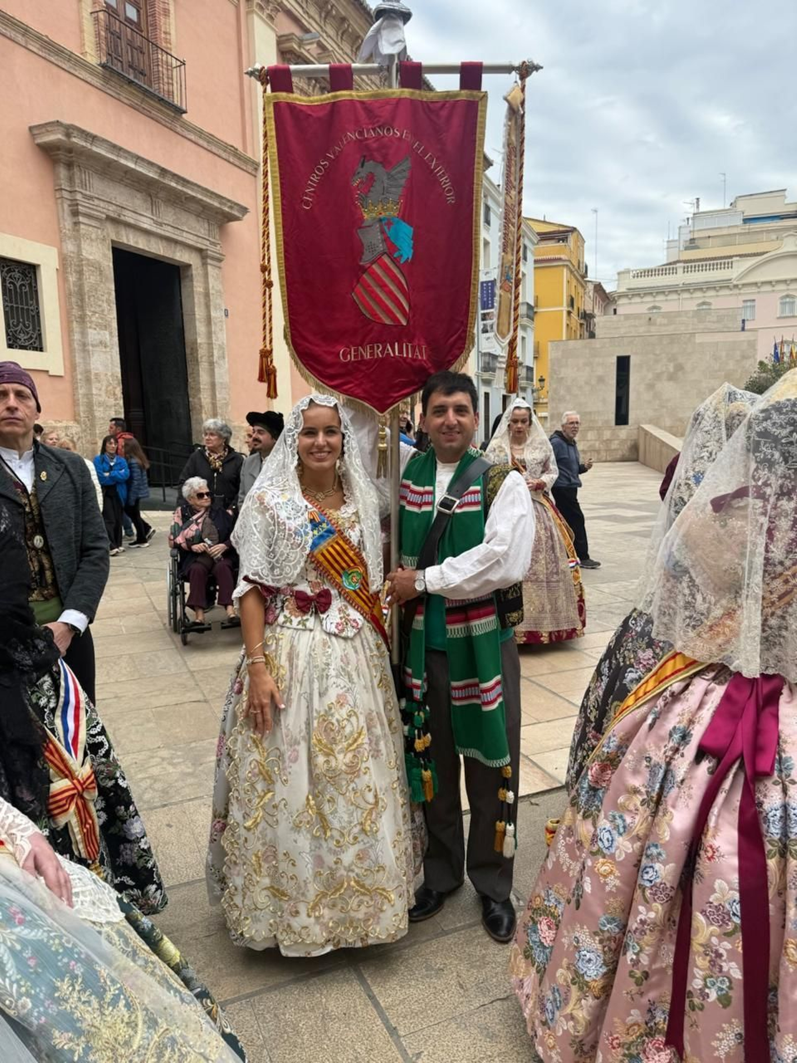 Hugo Soliveres portando el estandarte de los Centros Valencianos en el Exterior