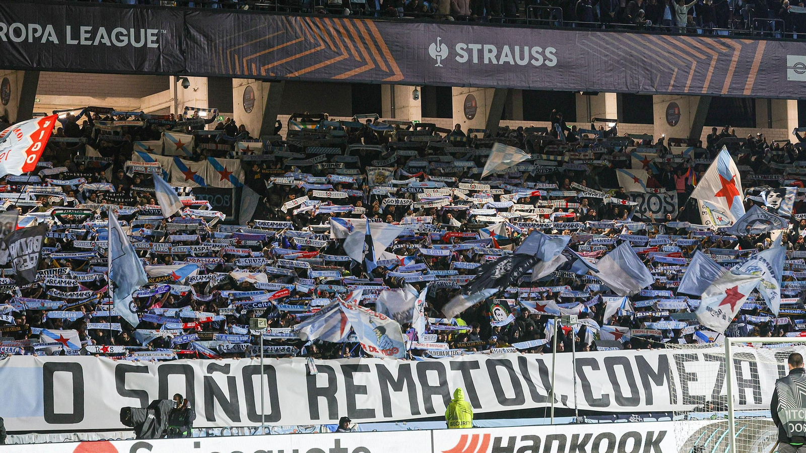 A bancada de animación presentou un gran aspecto nunha xornada de mal tempo, que se notou no abrigo dos seguidores, pero non na súa vontade de animar ó longo de todo o encontro.