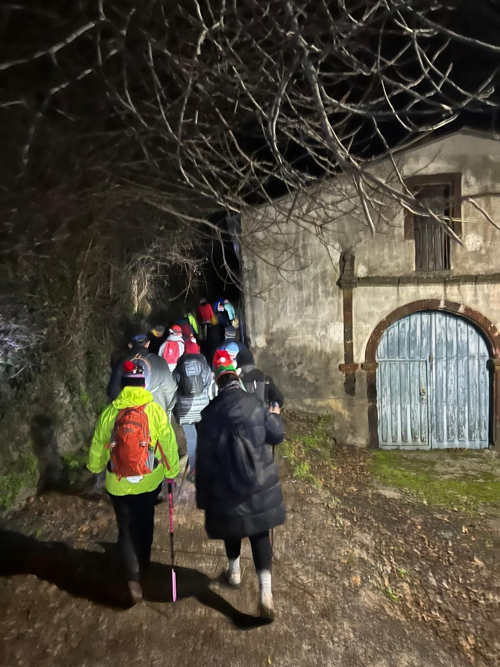 La salida desde Arnado de la ruta organizada por el Concello de Vilamartín, en la que participaron unas 30 personas.