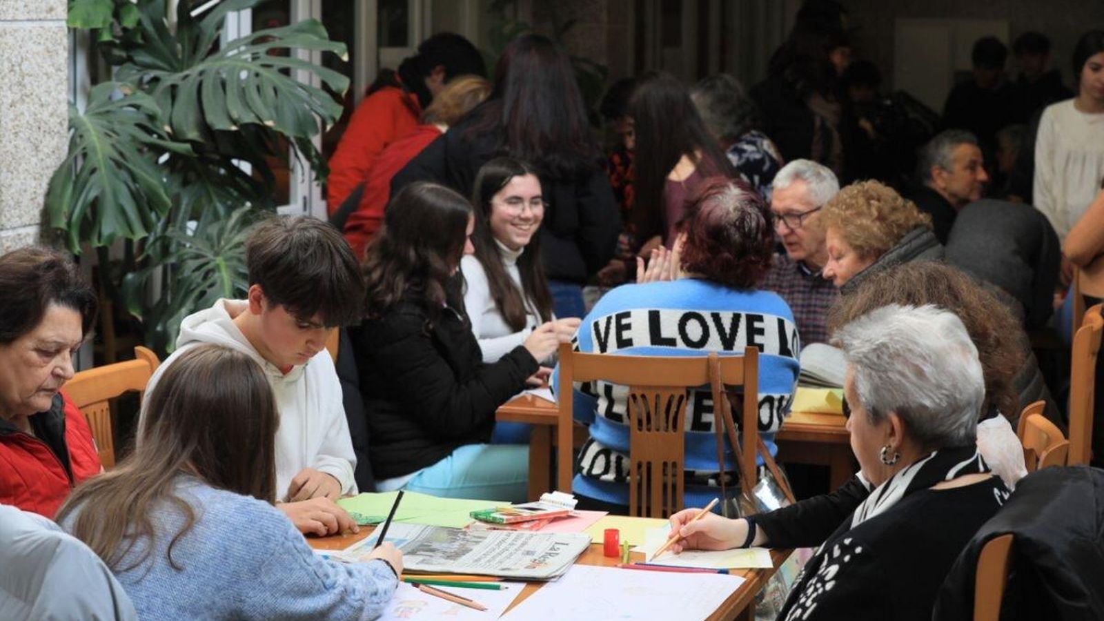 Niños y adultos trabajaron en grupo realizando dibujos y manualidades. | Foto: José Paz