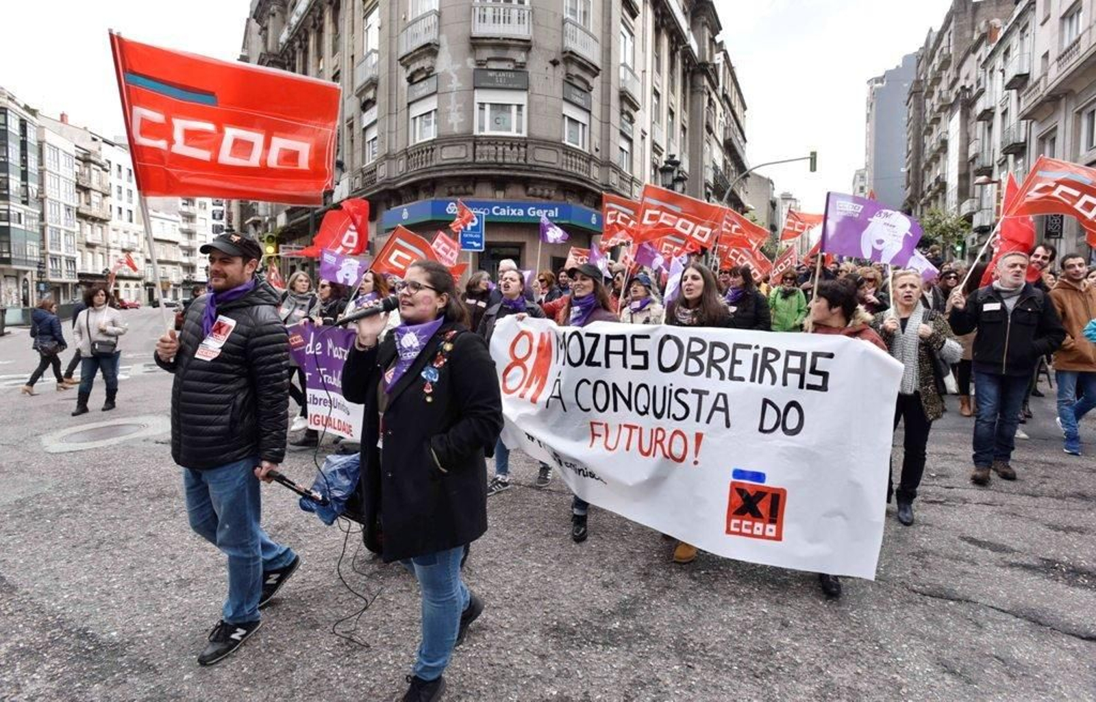 La marcha feminista recorre las calles de Vigo 44