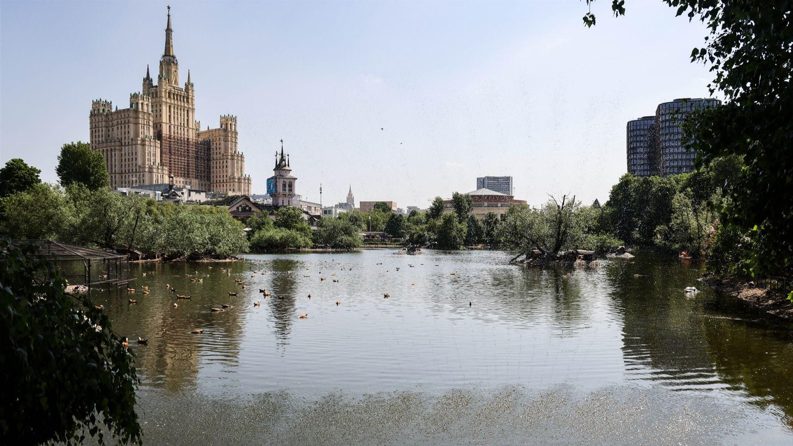 Vista del edificio de la plaza Kudrinskaya desde el zoológico de Moscú en una imagen de archivo.