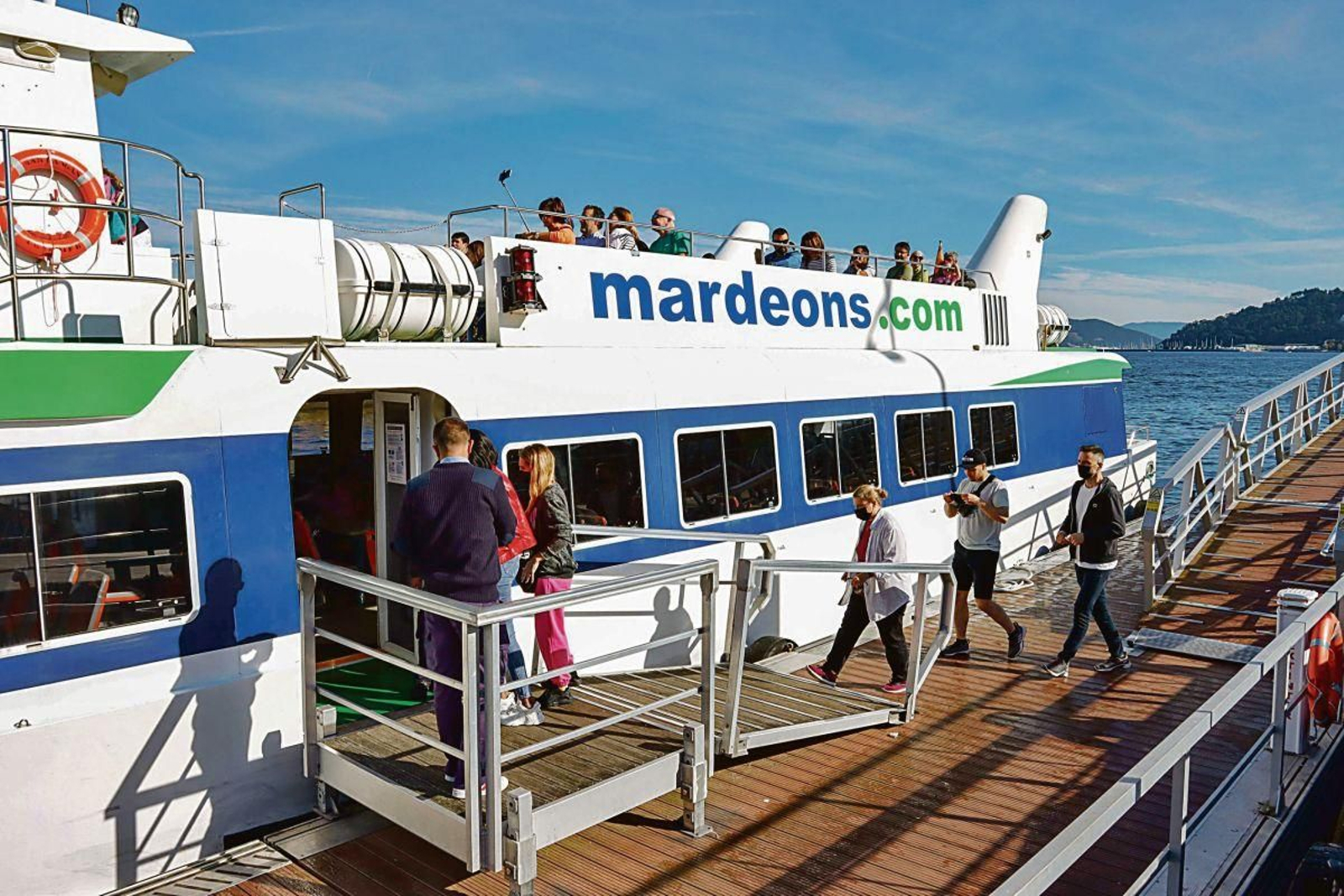 Imagen de archivo de usuarios del barco entre Vigo y O Morrazo, embarcando desde el puerto vigués.