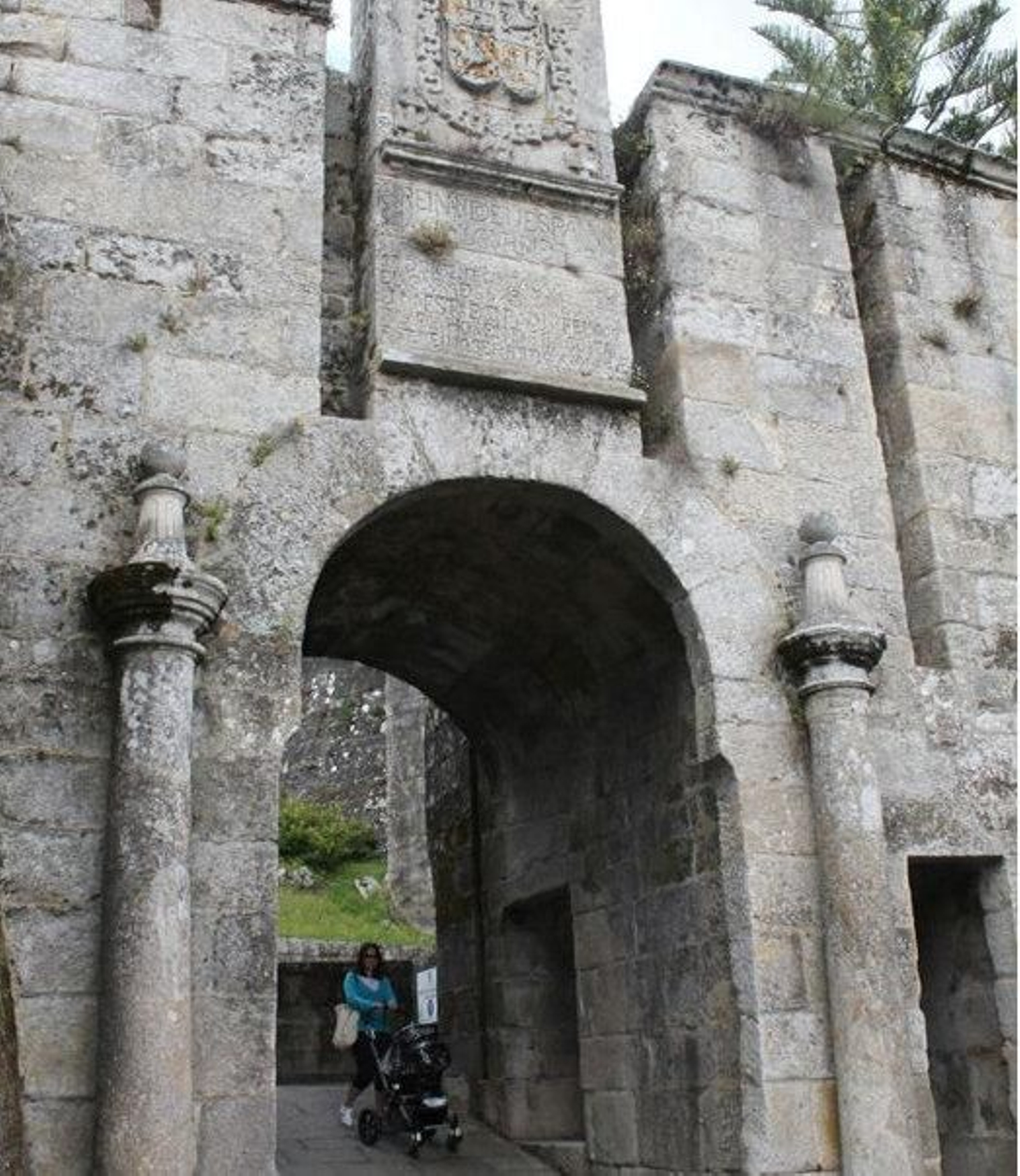 El acceso, escondido entre losas de piedra, abre el camino a Barbeira.