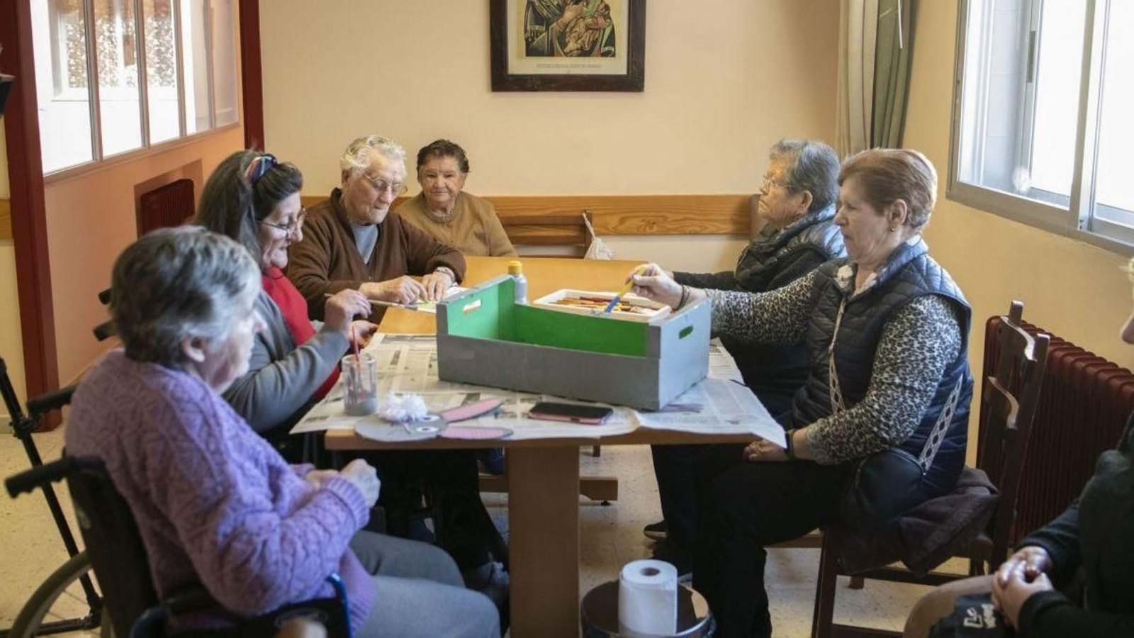 Mujeres ourensanas en una residencia.