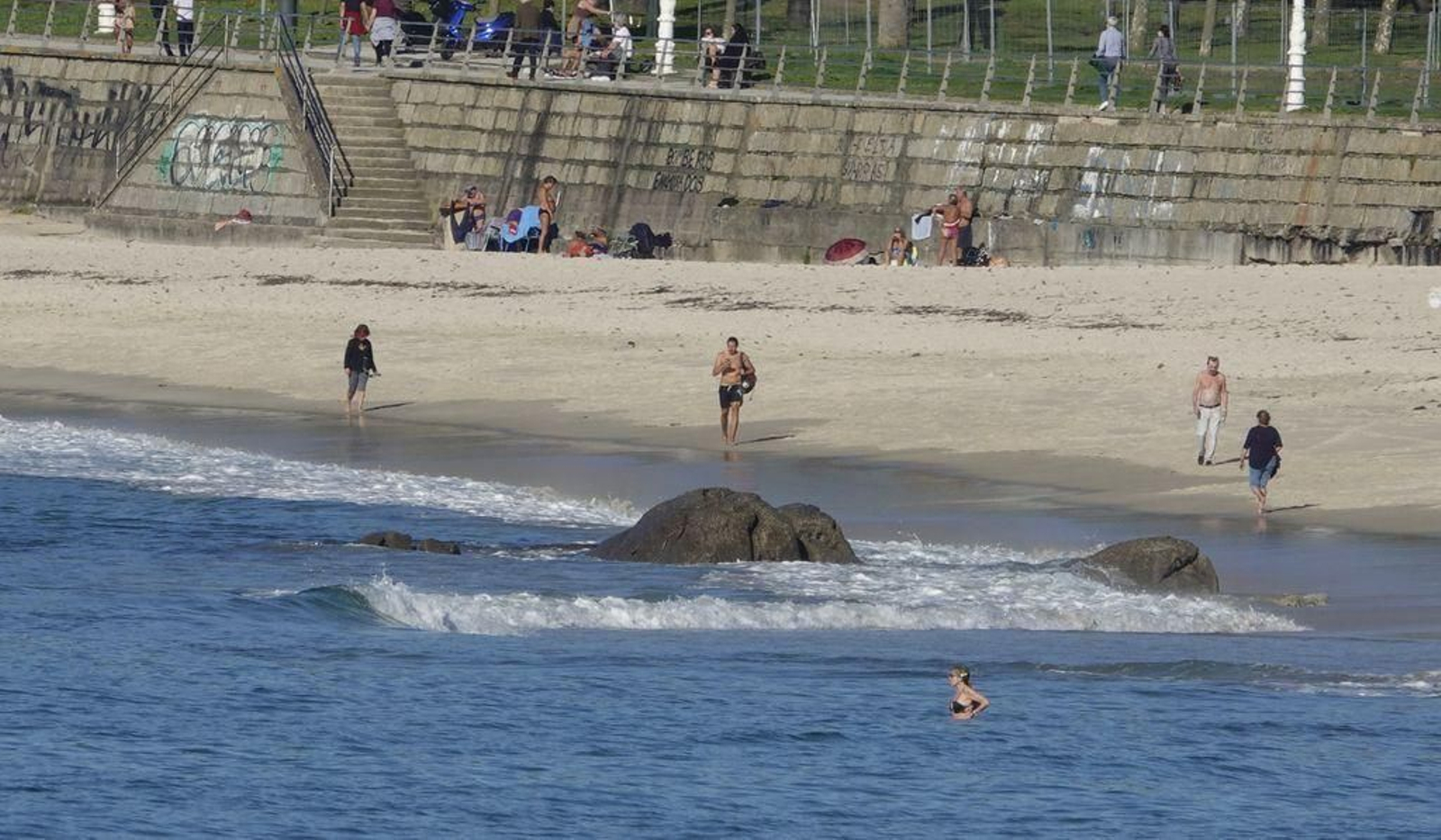 Los vigueses aprovecharon el tiempo soleado para ir a Samil y otros arenales.