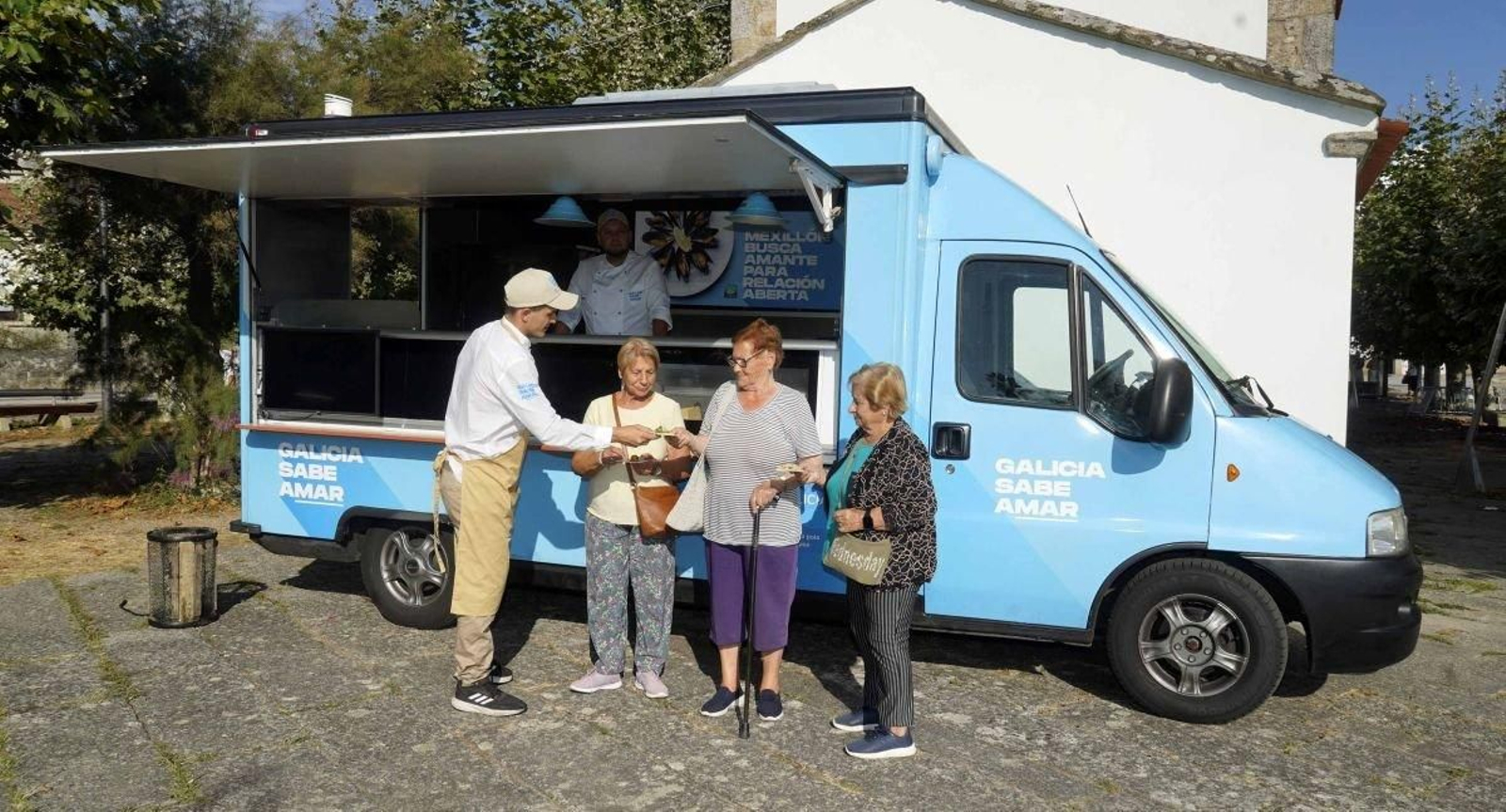 Una “foodtruck” en la Alameda de Ramallosa (Nigrán) ayer con varias usuarias.