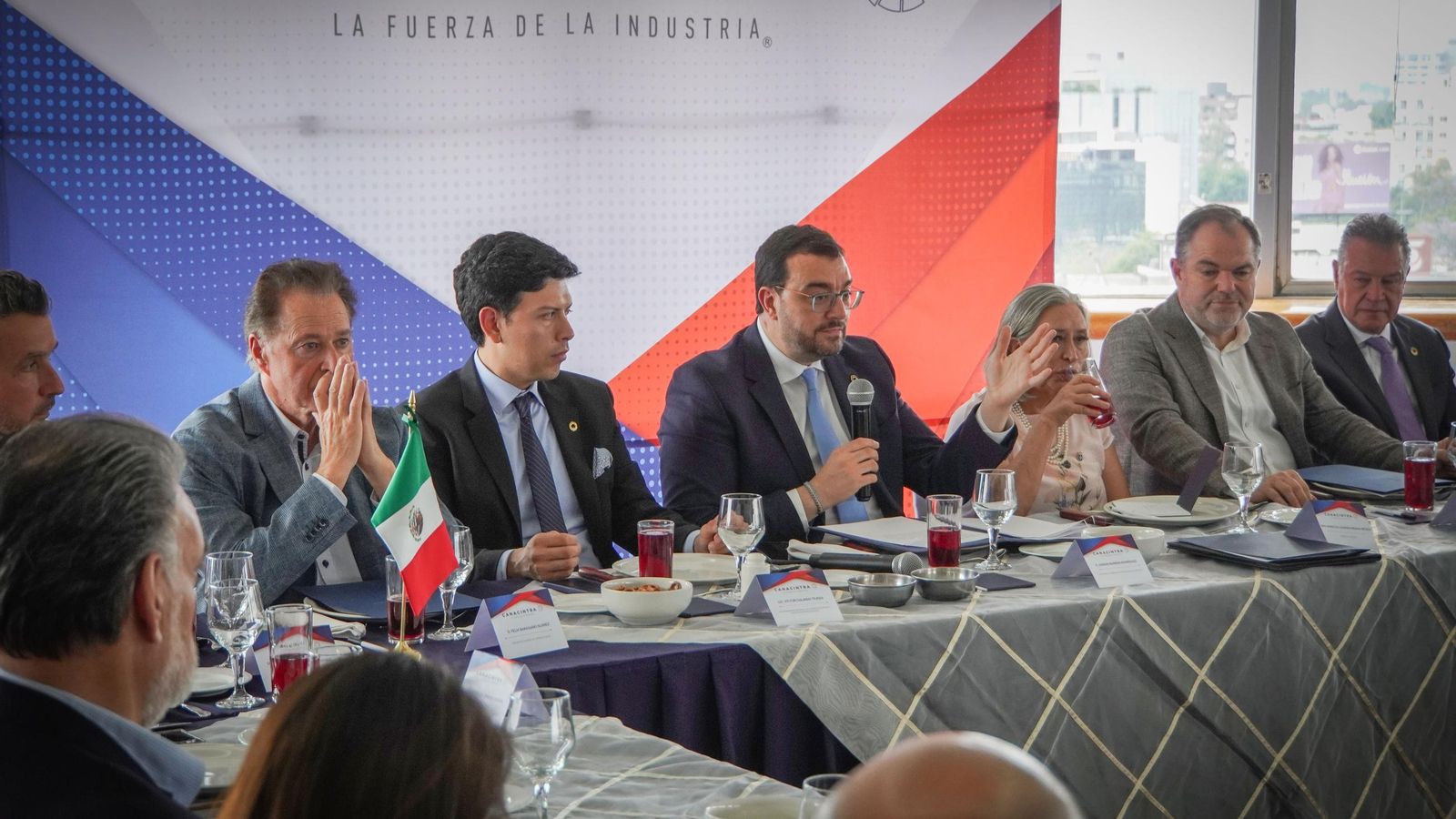 El presidente destaca la fortaleza industrial del Principado durante un encuentro con la Cámara Nacional de la Industria de Transformación (Canacintra)
