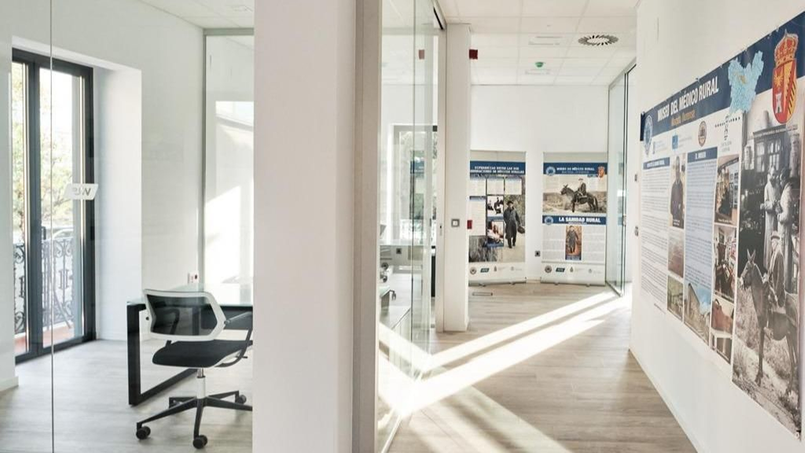 La exposición ocupa una de las plantas del edificio de Previsión Sanitaria Nacional.