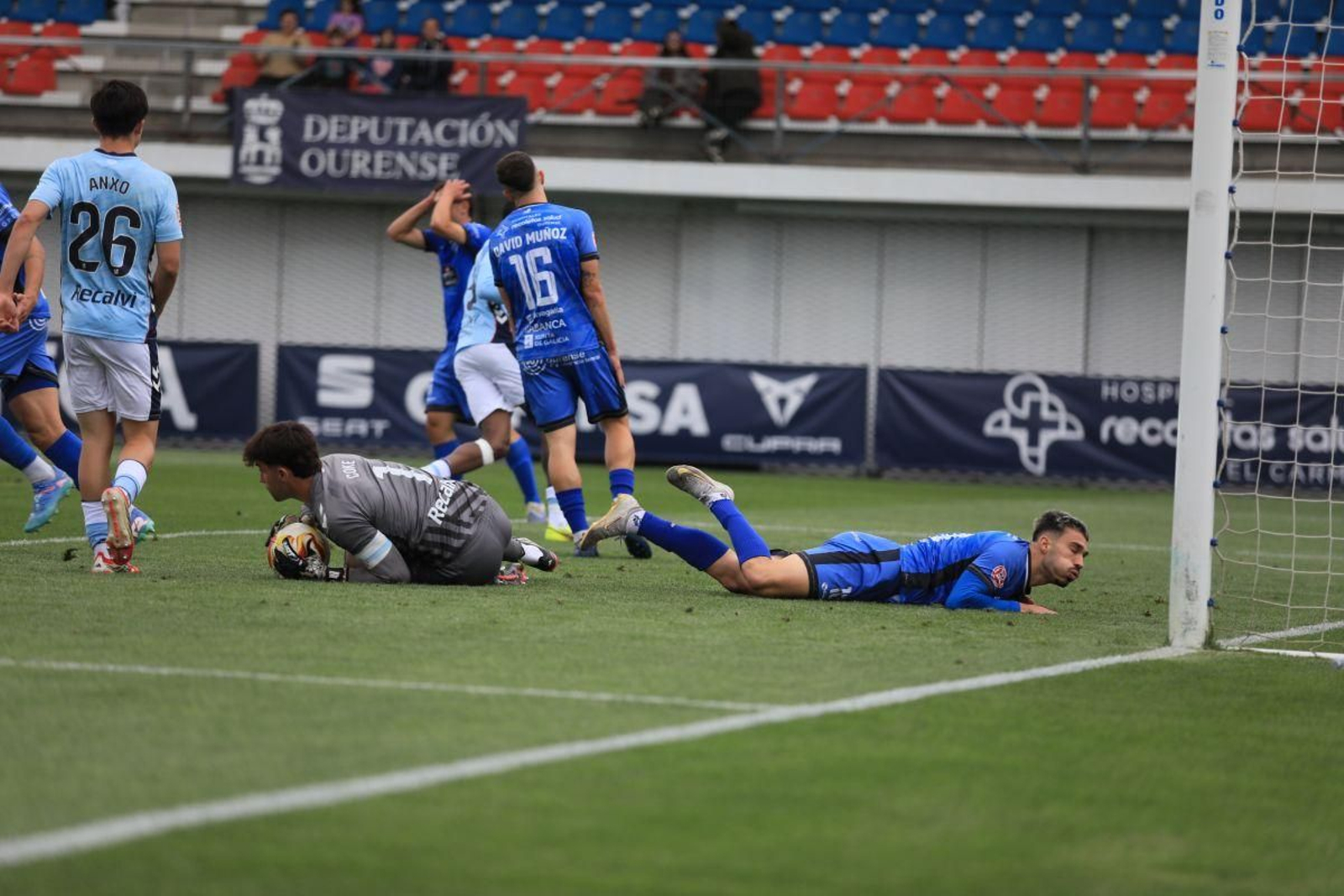Martín Ochoa, delantero del Ourense CF, se lamenta tras una ocasión fallada contra el Celta Fortuna en el estadio de O Couto.