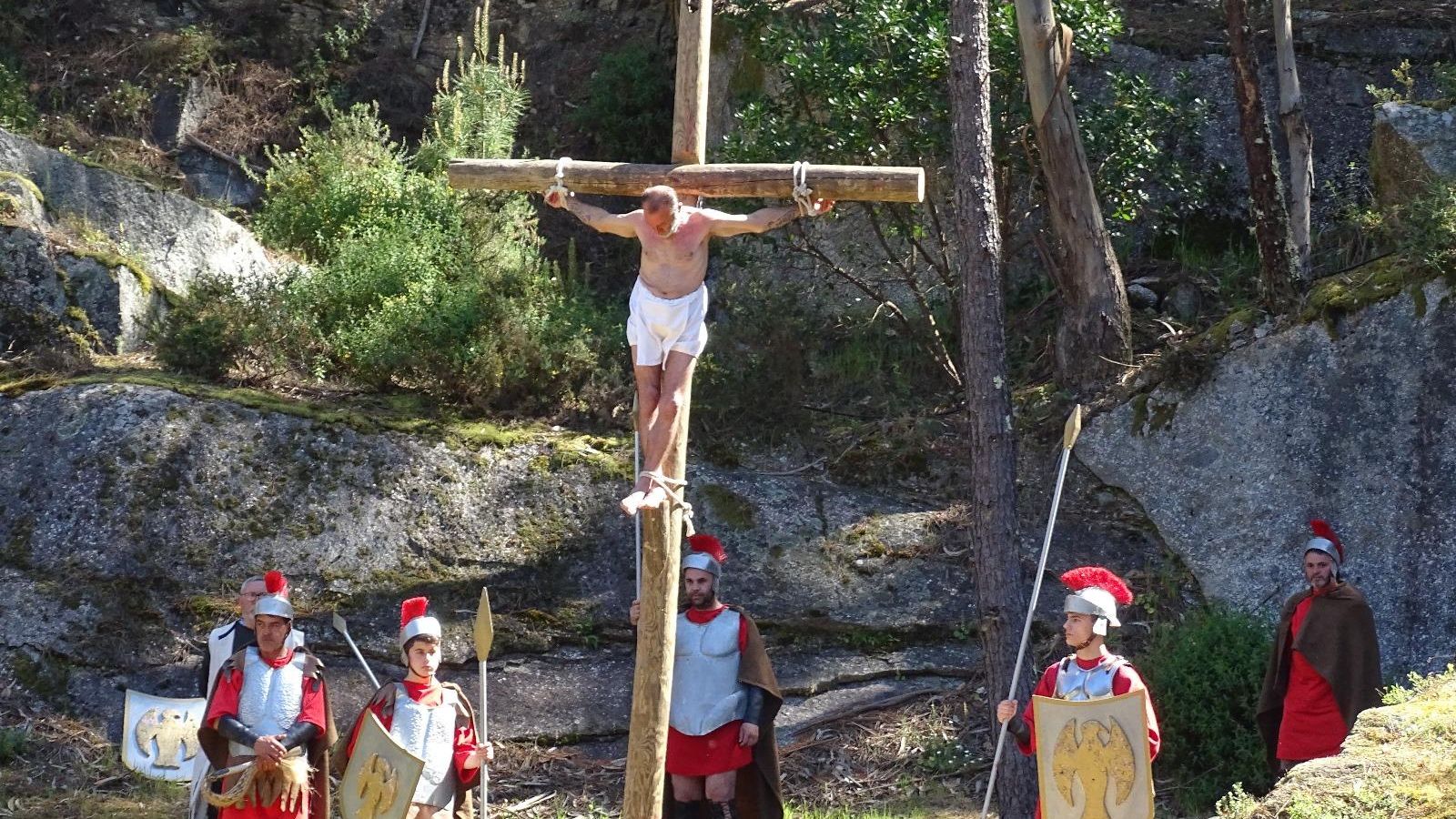 Escena de la crucifixión en el Monte da Croa