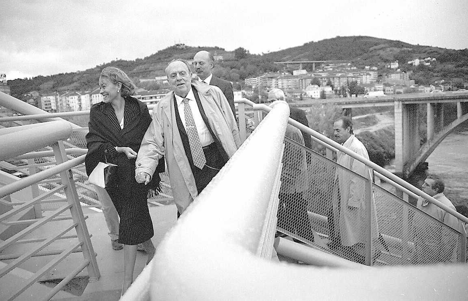 La construcción del emblemático Puente del Milenio hace 25 años cambiaba el skyline de Ourense, en fotos