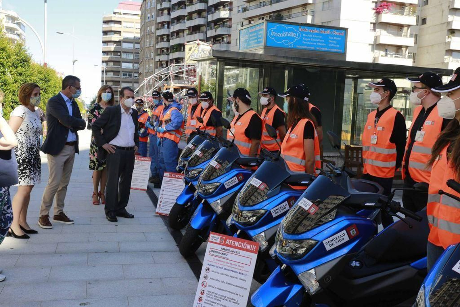 Abel Caballero pasó revisión ayer a los siete nuevos vigilantes motorizados de los 305 espacios municipal de ocio y deporte  y los doce agentes de limpieza que desinfectarán estas zonas con ocho rutas diarias.