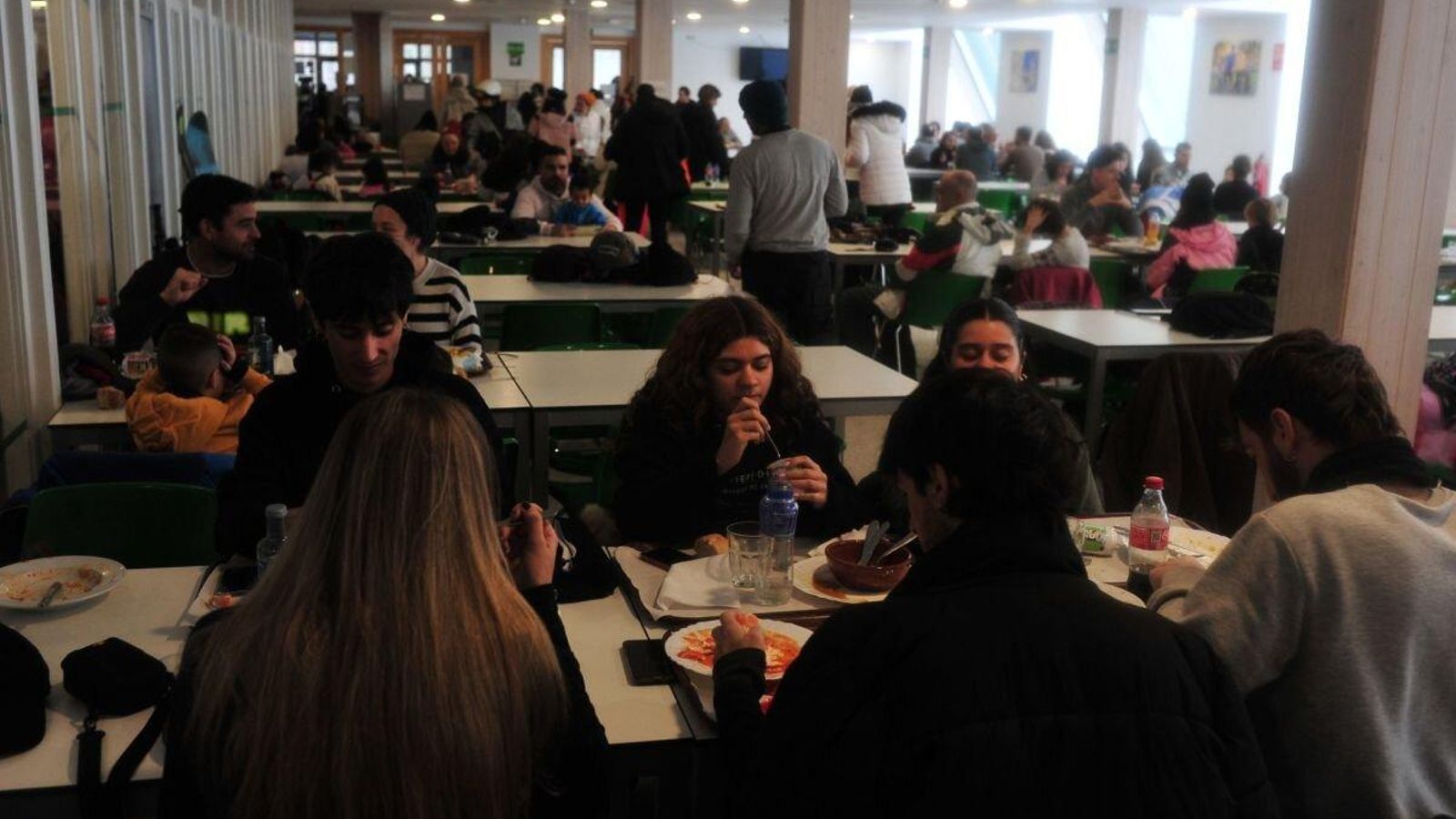 Los esquiadores reponen fuerzas tras una mañana de intensa actividad deportiva. | Foto: José Paz