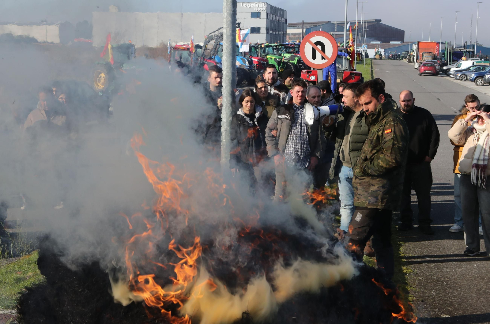 Galería | Los tractores toman Ourense y San Cibrao: "Se non estamos nós, vanse queimar ata as persianas dos edificios"