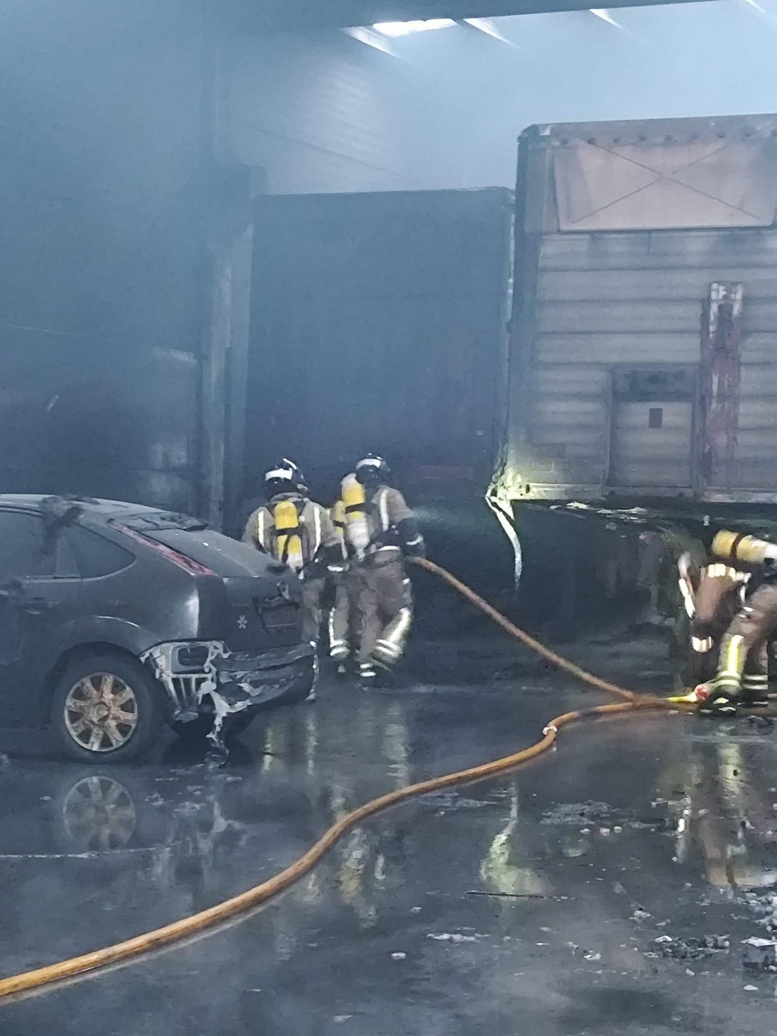 Galería | Así quedó la nave de transportes totalmente calcinada en el polígono de San Cibrao