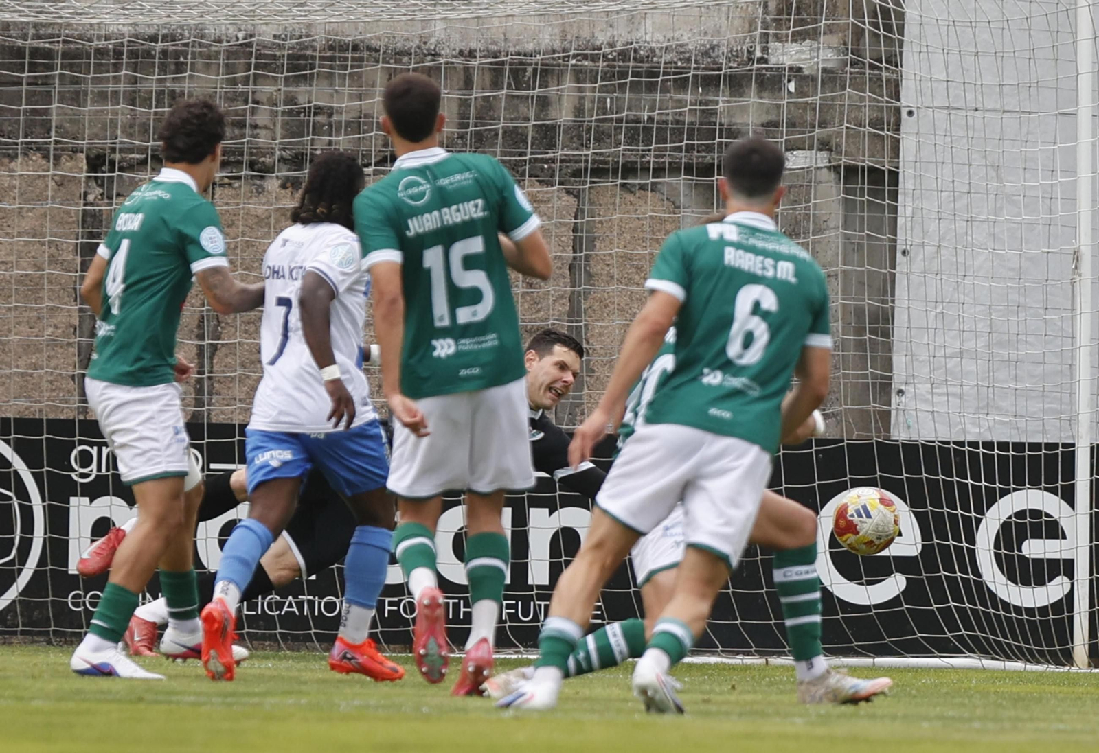 Ruiz Díaz encaja uno de los goles que marcó el visitante Bover en los primeros instantes del encuentro.