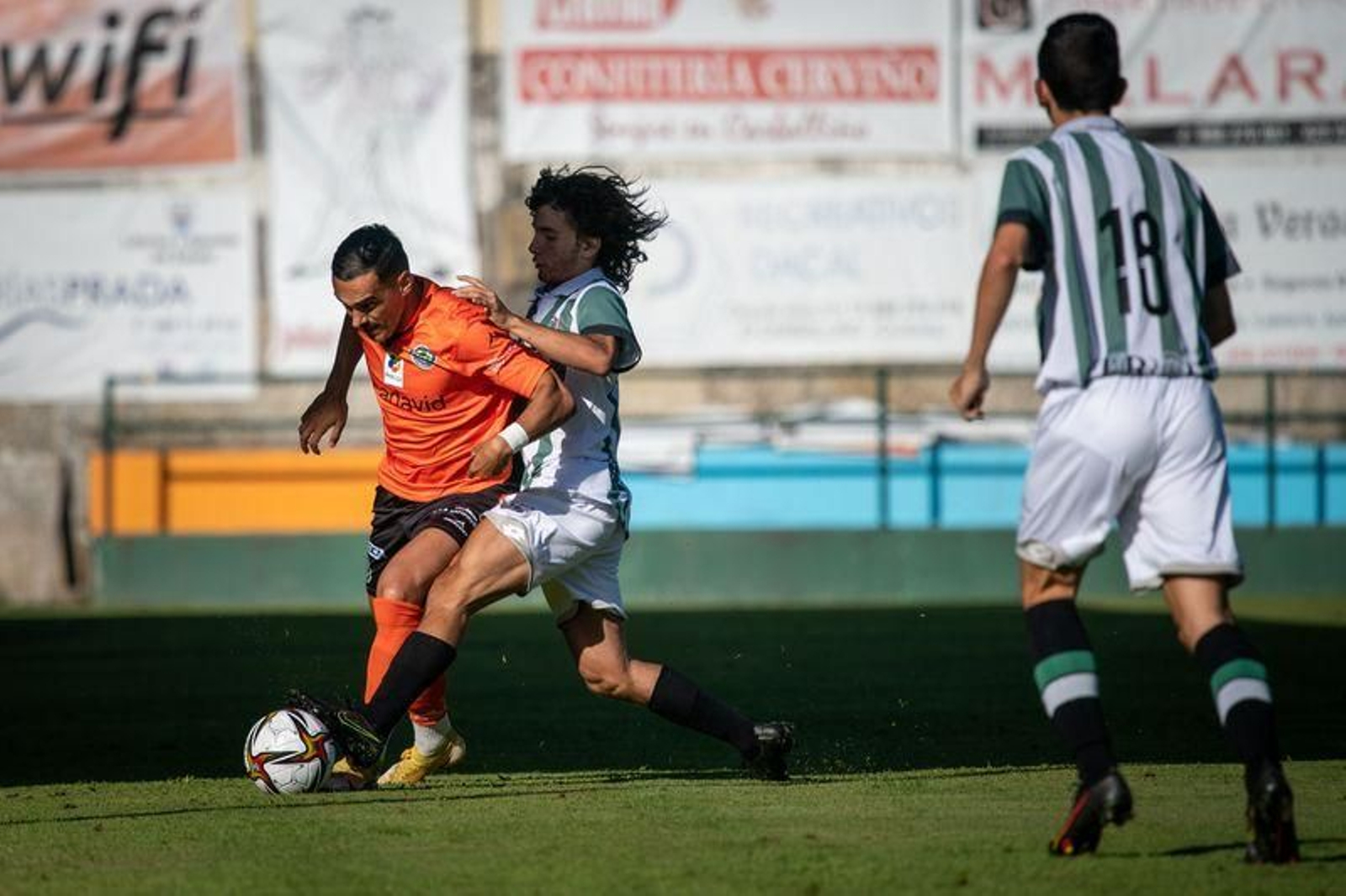 El jugador del Arenteiro Renan, que marcó el gol de su equipo, conduce la pelota presionado por un defensor del Racing (ÓSCAR PINAL).