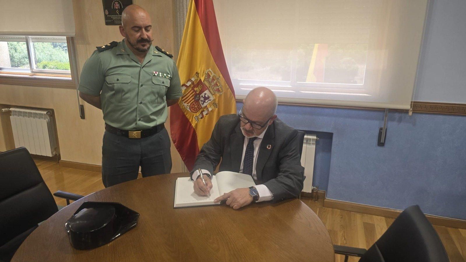 El subdelegado del Gobierno, Eladio Santos firmando el libro de honor de la Comandancia