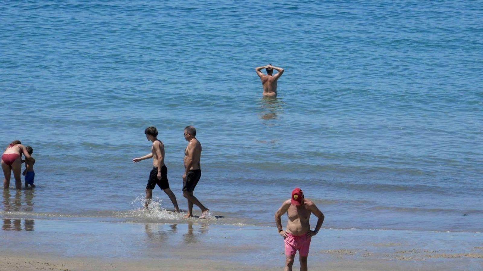 Bañistas refrescándose en Samil