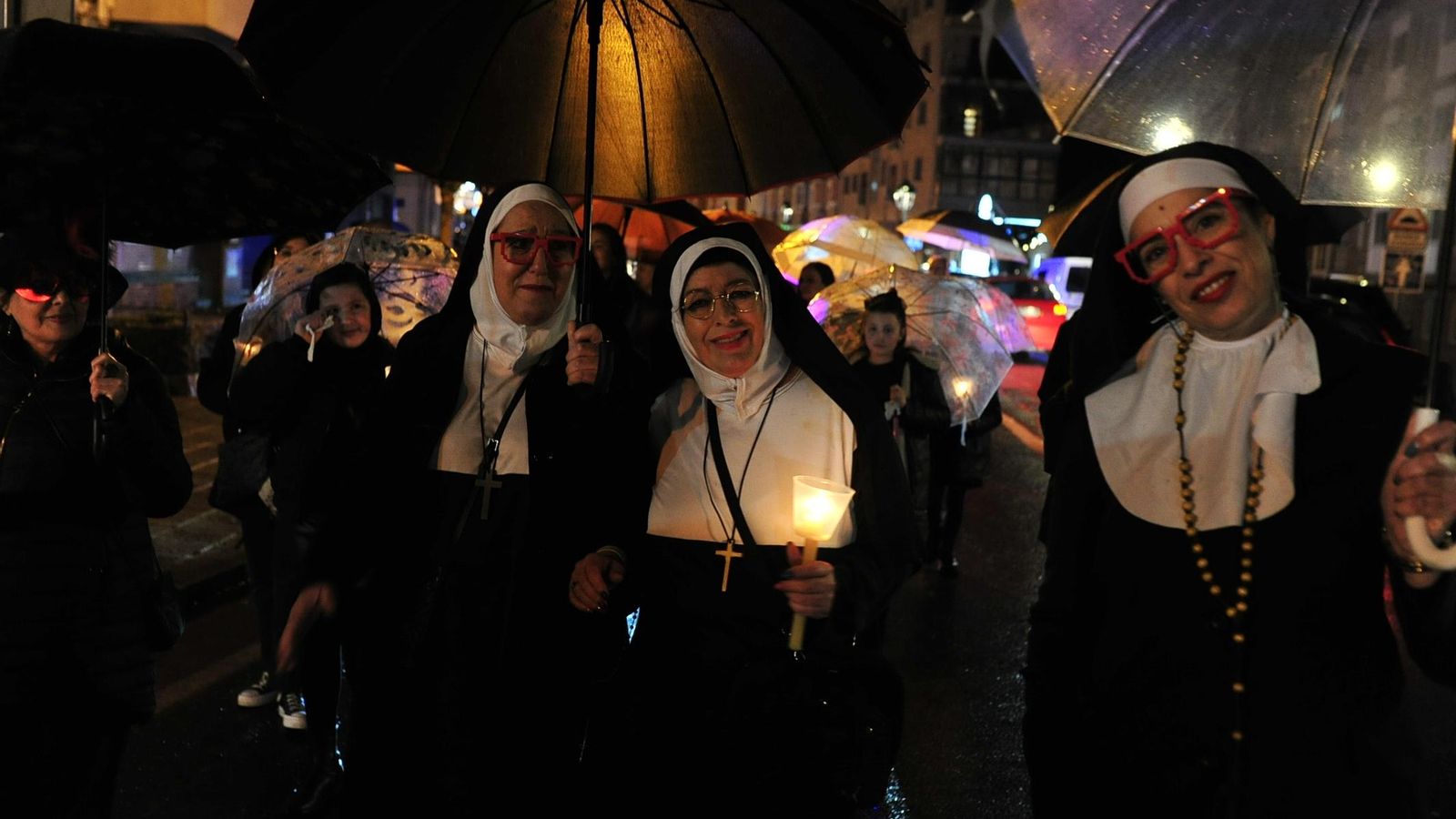 Estas hermanas, paraguas en mano, dieron muestra de su espíritu devoto durante el cortejo.