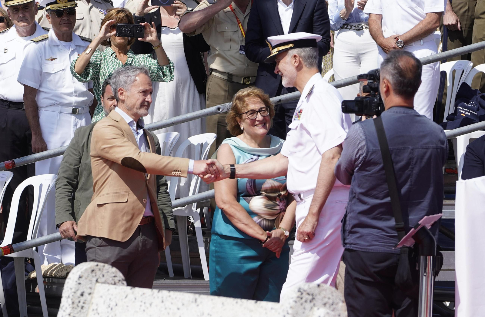 Galería | Felipe VI participa en la revista naval y presencia la exhibición de militares en Samil