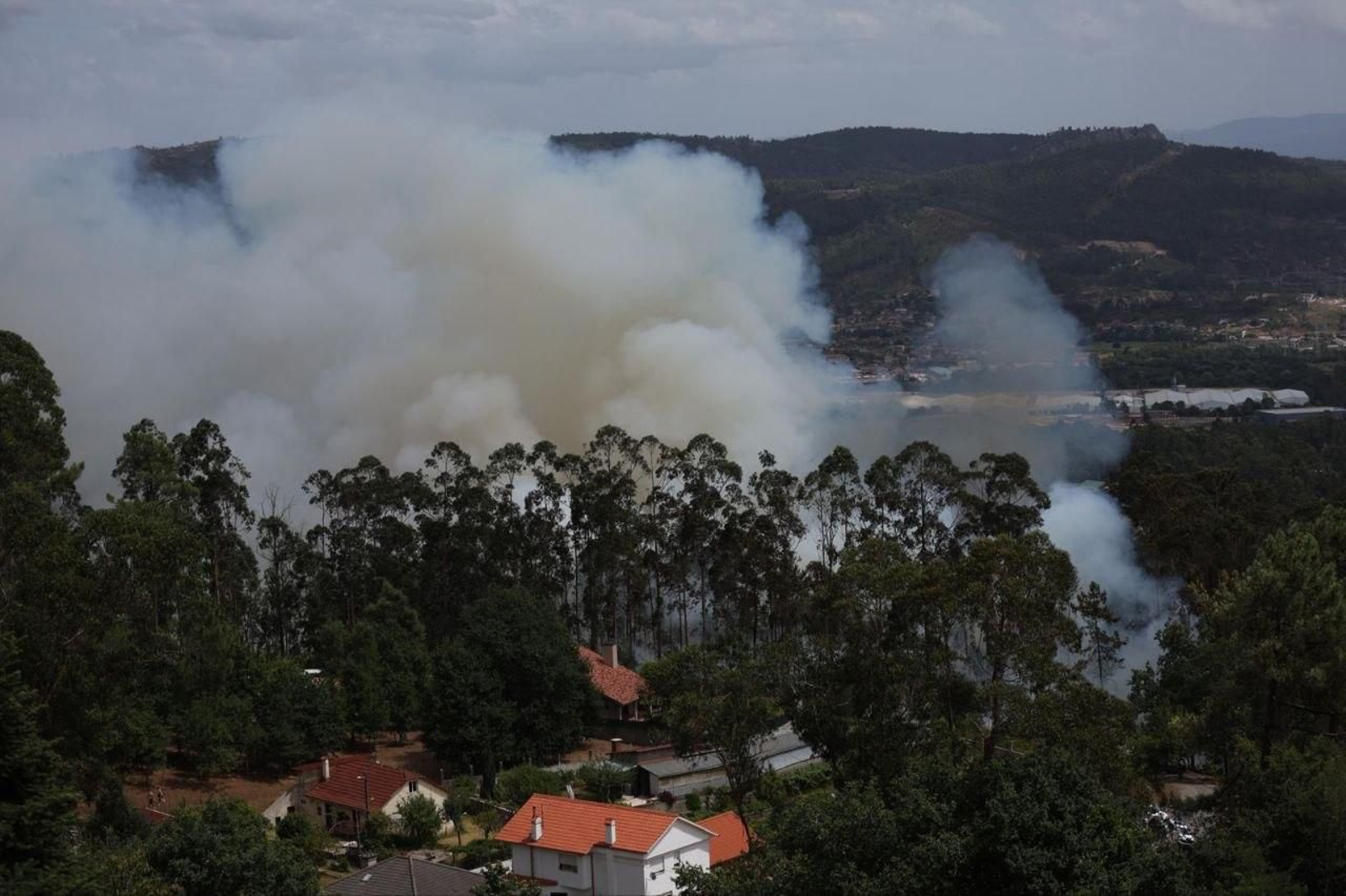 Los vecinos de Pontellas temieron que el fuego llegara a sus viviendas.