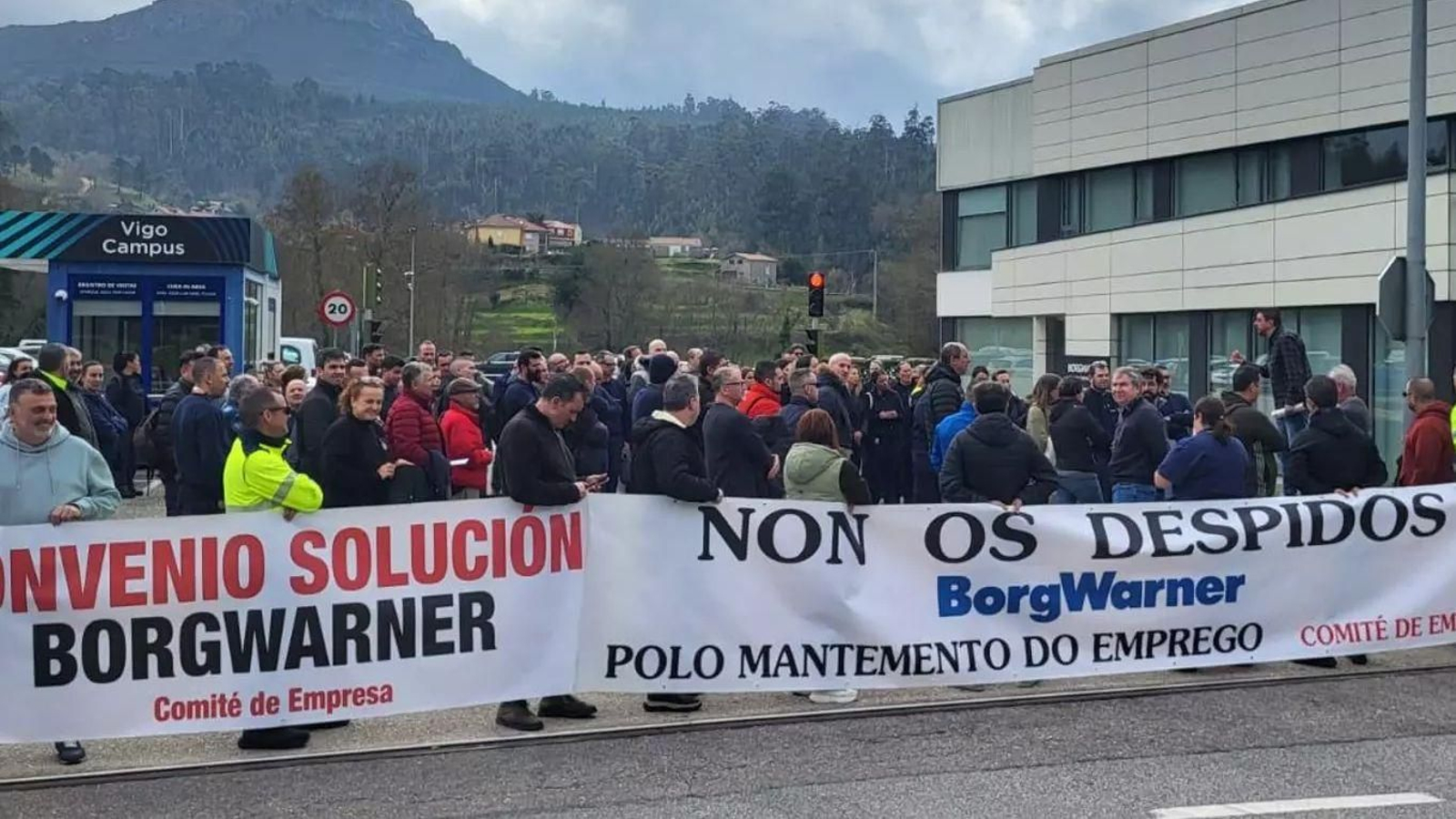 Concentración de los trabajadores en la planta viguesa de Zamáns hace unos días.