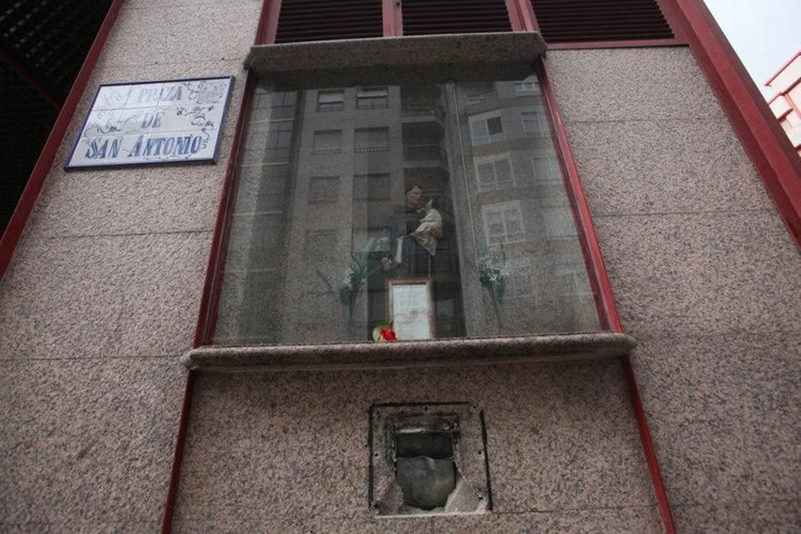 Estado en el que quedó la puerta del peto del San Antonio.