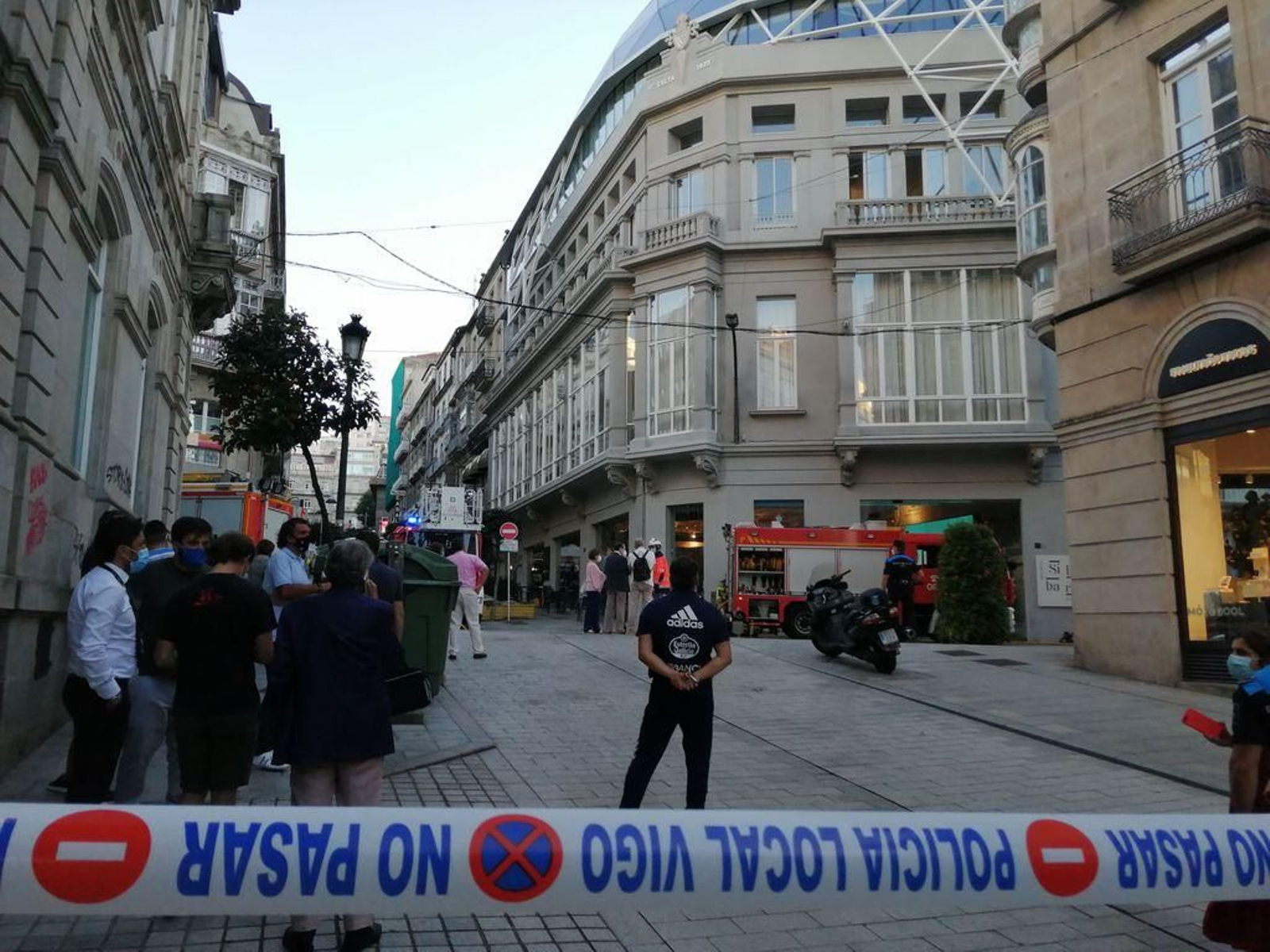La policía acordonó toda la zona cercana a la sede del Celta durante el fuego.